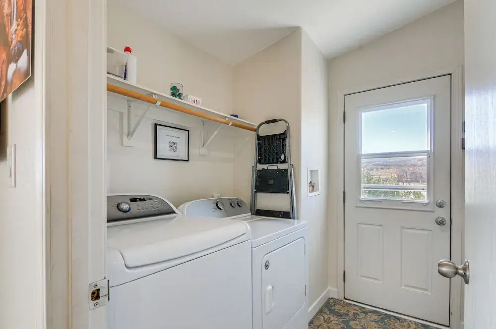 13 Mi to Lake Powell: Mtn-view Home w/ Deck & BBQ