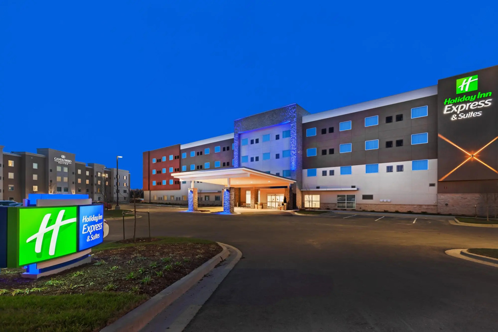 Holiday Inn Express & Suites Lenexa - Overland Park Area by IHG