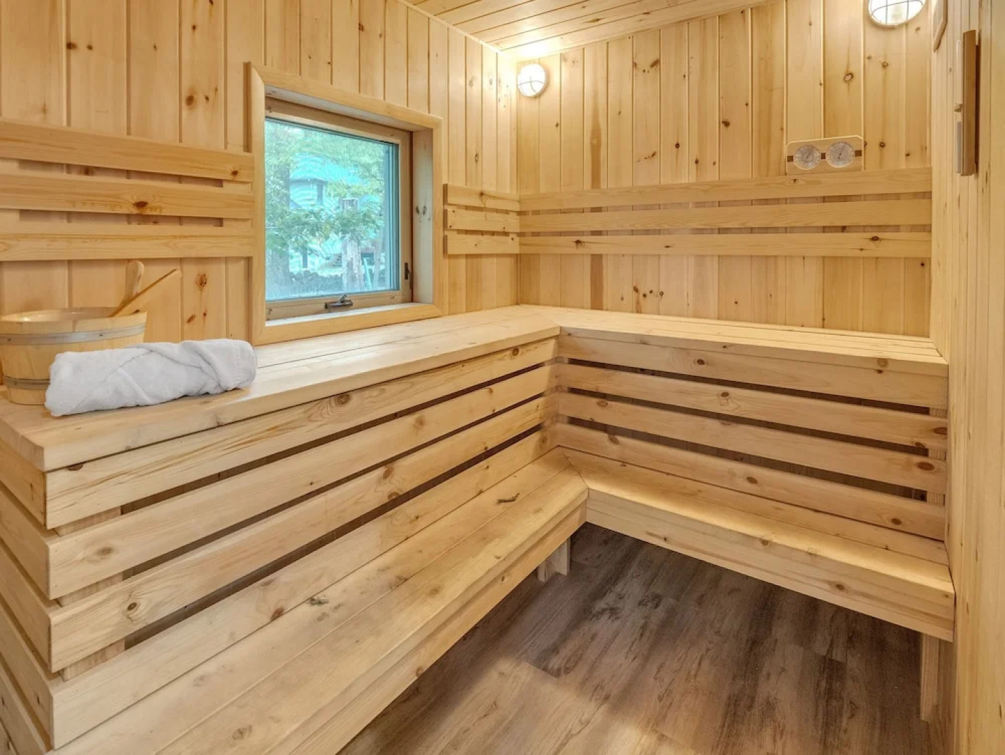 Pocono Escape - Cozy 5br - Sauna-billiard 5 Bedroom Home by RedAwning