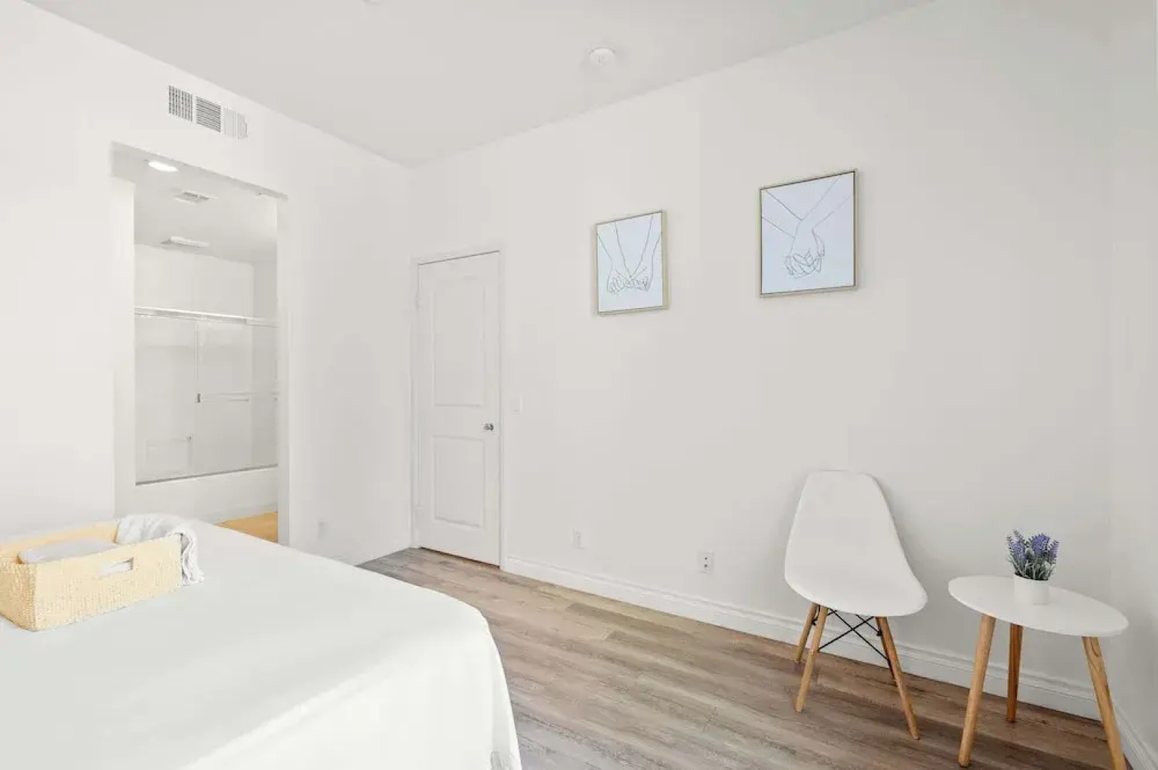 Private Entry Suite w Patio Bath Kitchenette