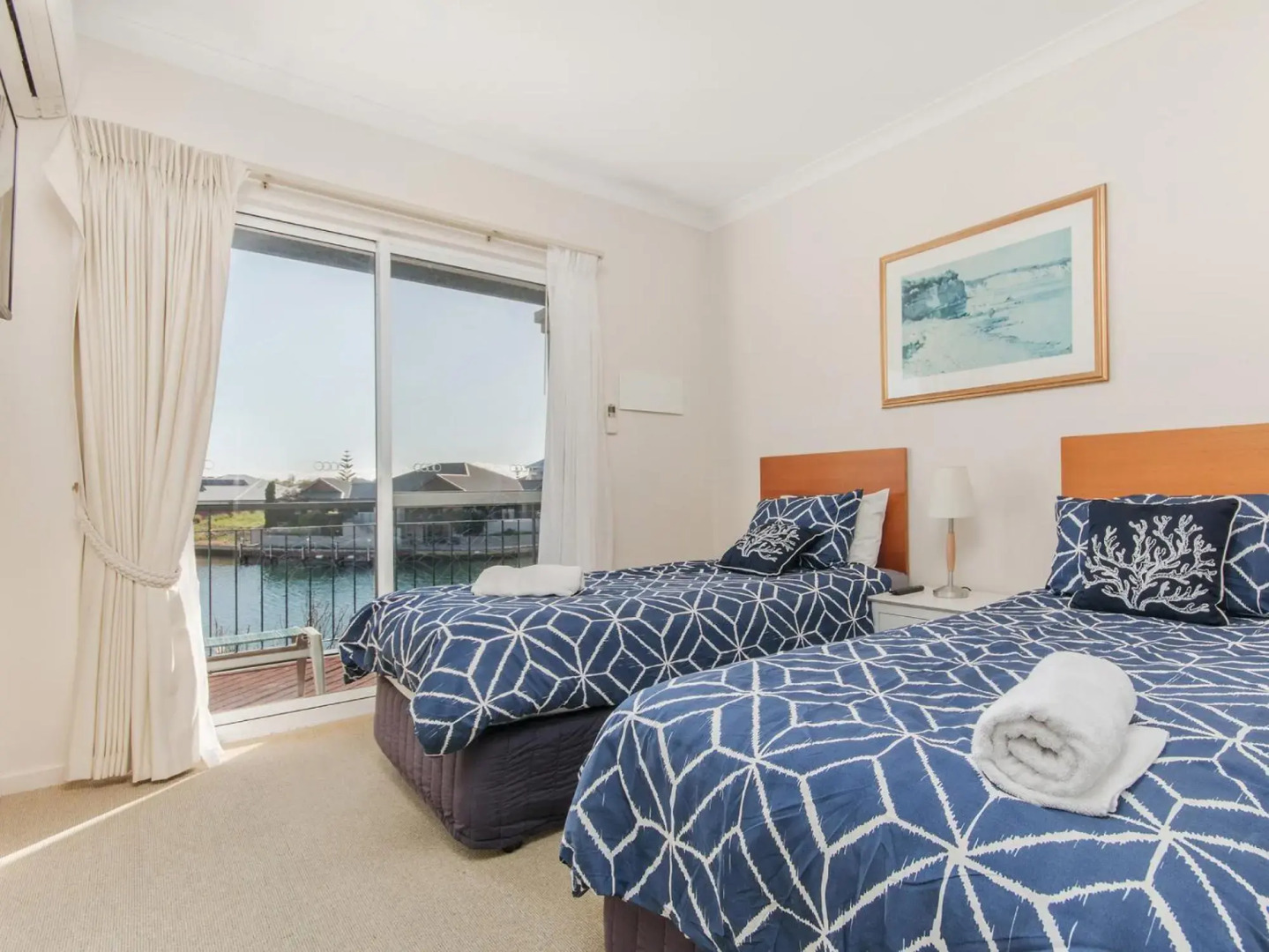 Waters Edge Apartment with Jetty