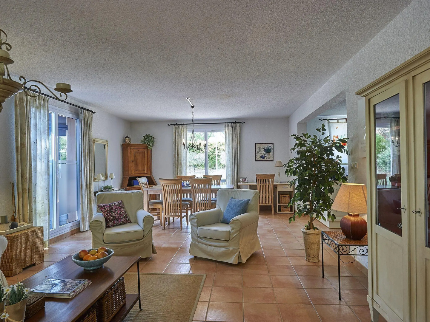 Detached villa with a dishwasher, in green surroundings