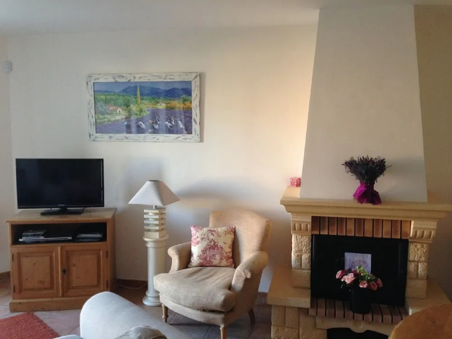 Semi-detached villa with dishwasher, close to the village