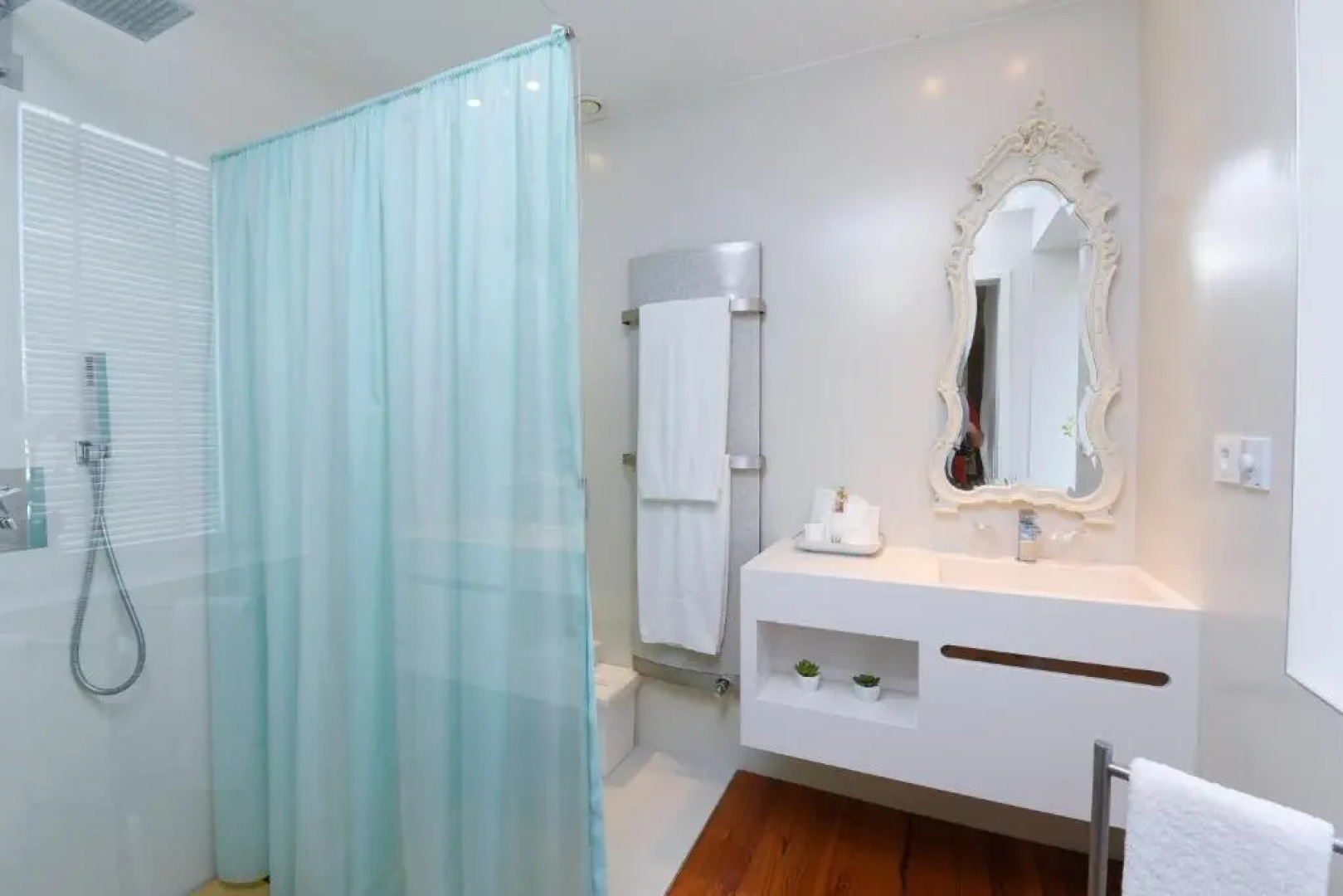 Sundial Gardens & Suites