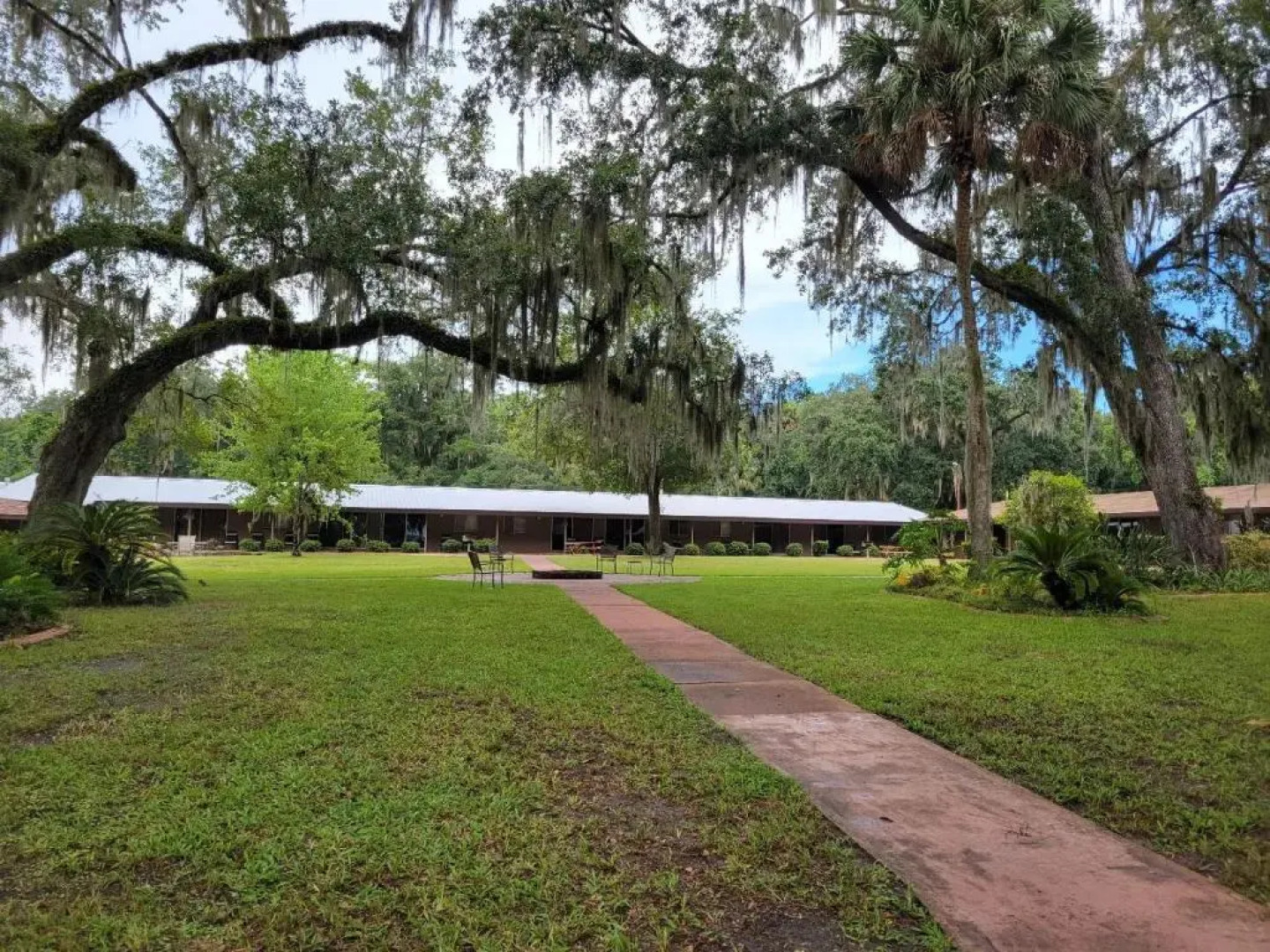 Tropical Resort & Marina on Lake Beresford