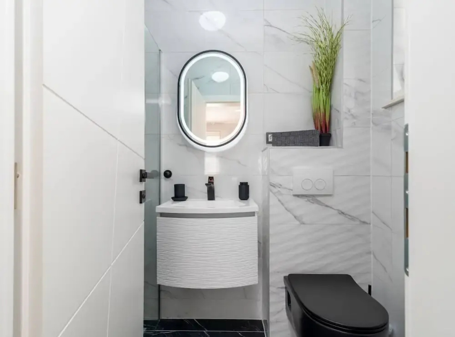 Luminous Infinity Villa With Pool and Gym