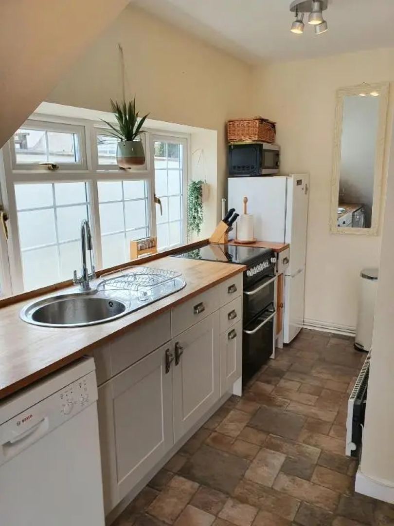 Beautiful 2 bedroom guest house with private pool in Lacock, Wiltshire