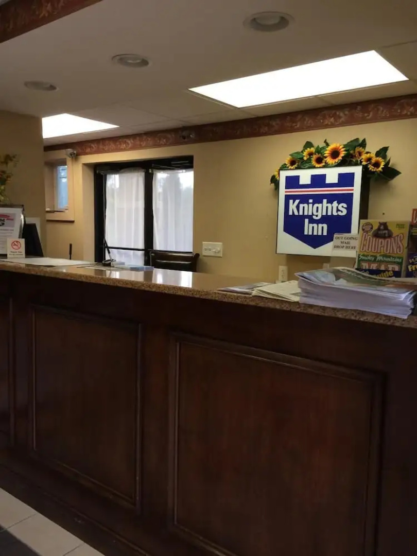 Knights Inn - Newport, TN