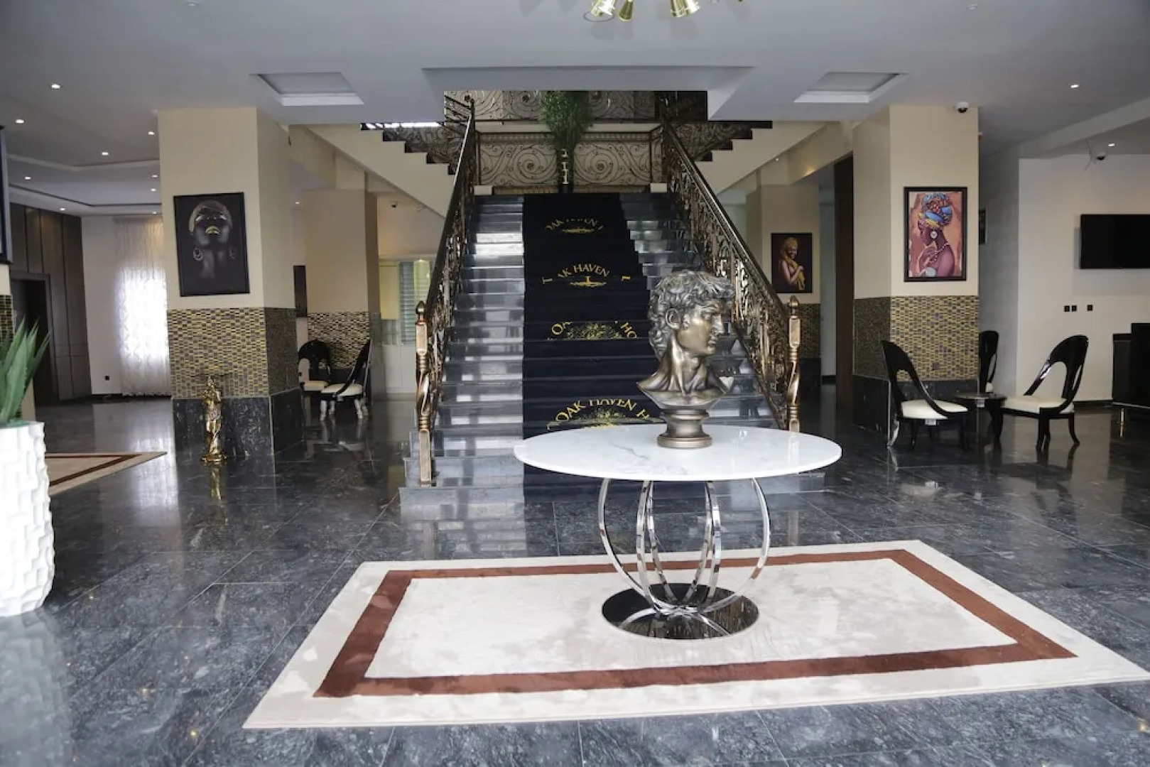 Oak Haven Hotel And Suites