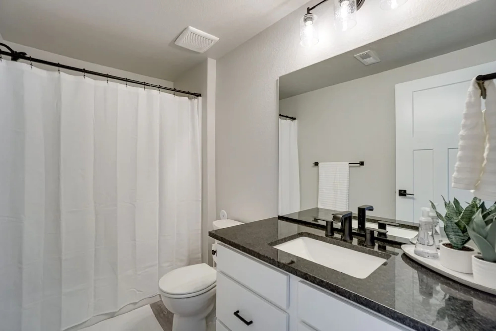 Family-friendly Townhome ~ 2 Mi to Windsor Lake!