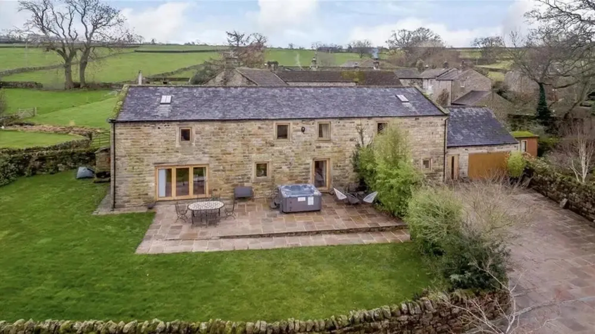Rookery Barn an Amazing Country Retreat hot tub