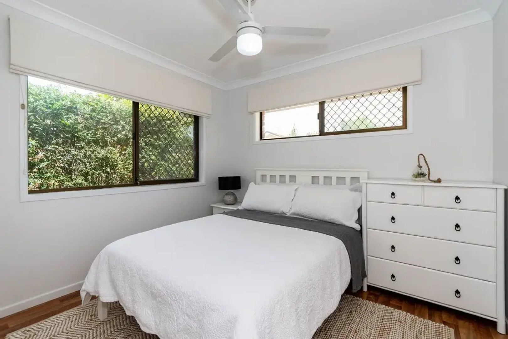 Freshly revovated Dog Friendly House walking distance to Waterfront!
