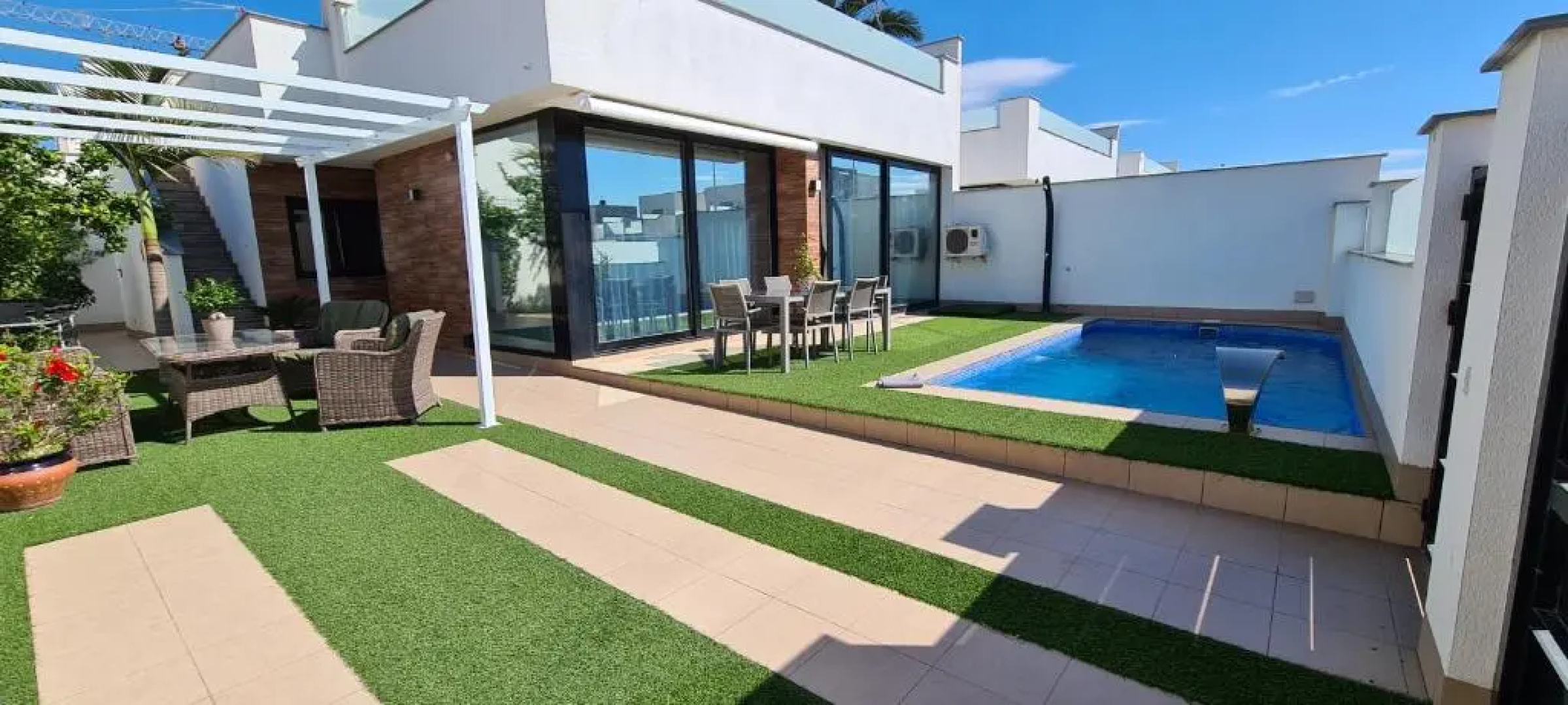 Lo Pagan Holiday House