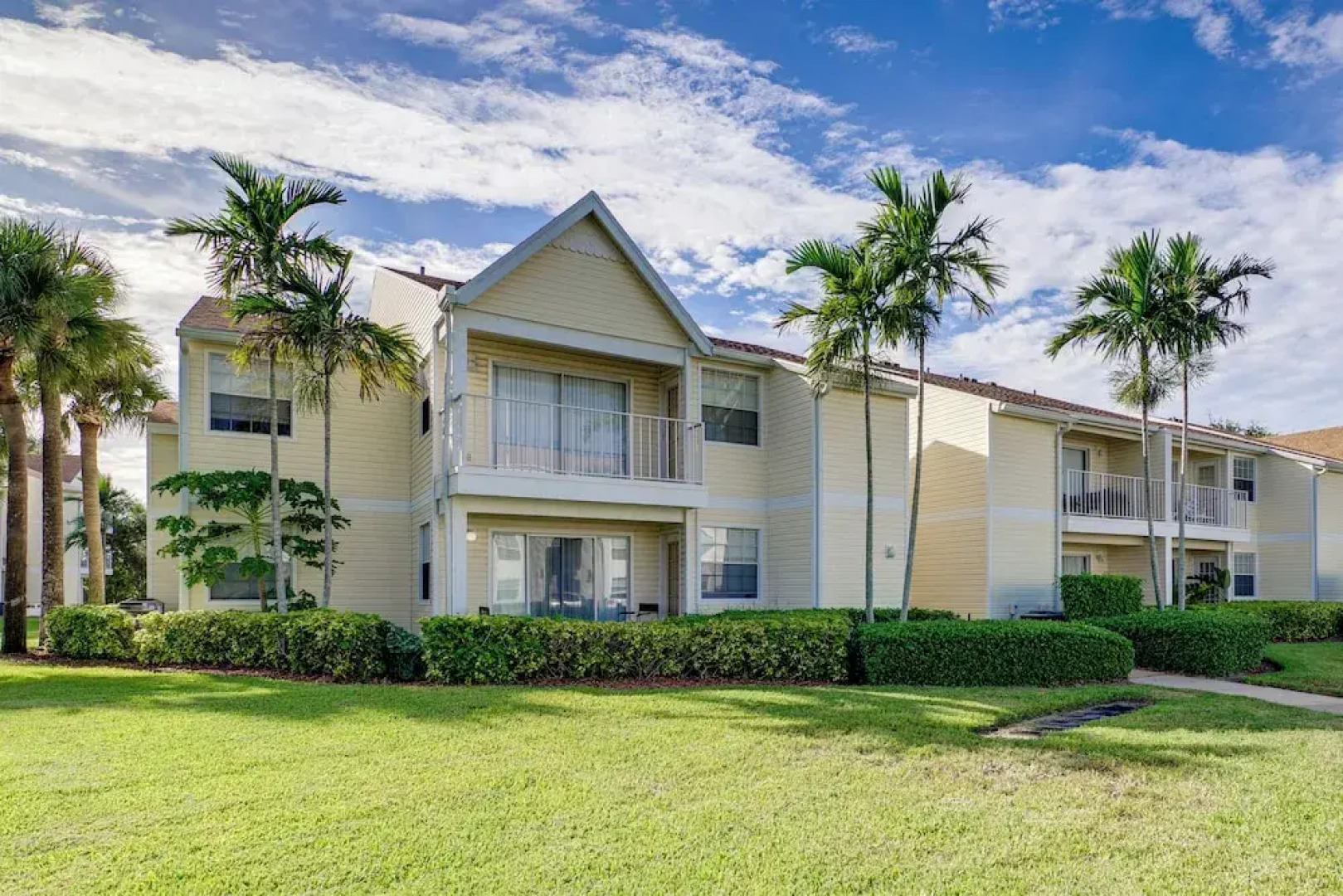 Walk to Beach: 1st-floor Unit w/ Pool in Melbourne