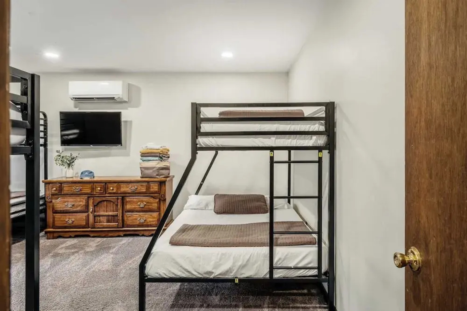 Sky View Chalet by Avantstay Stunning Interior, Spacious Deck, Hot Tub, & View