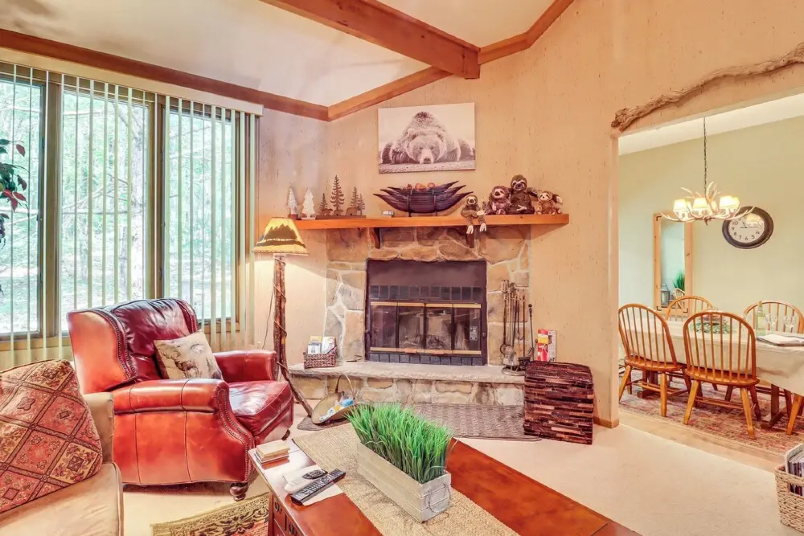 Walk to Restaurants: Lake Harmony Townhome!