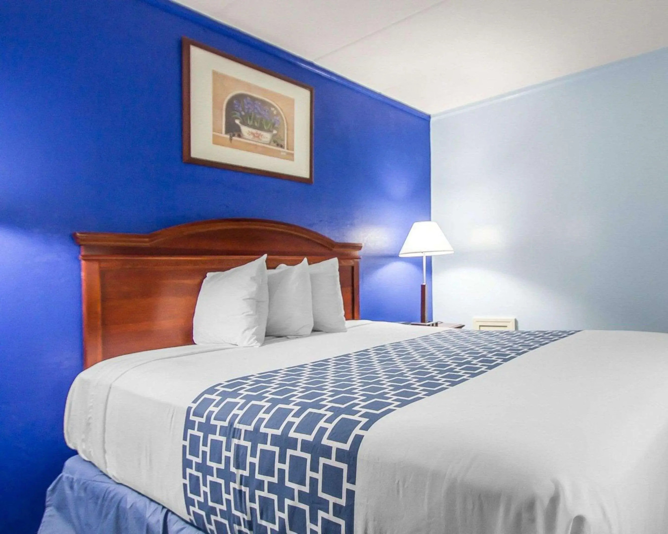 Econo Lodge Inn & Suites Windsor Locks Bradley Airport