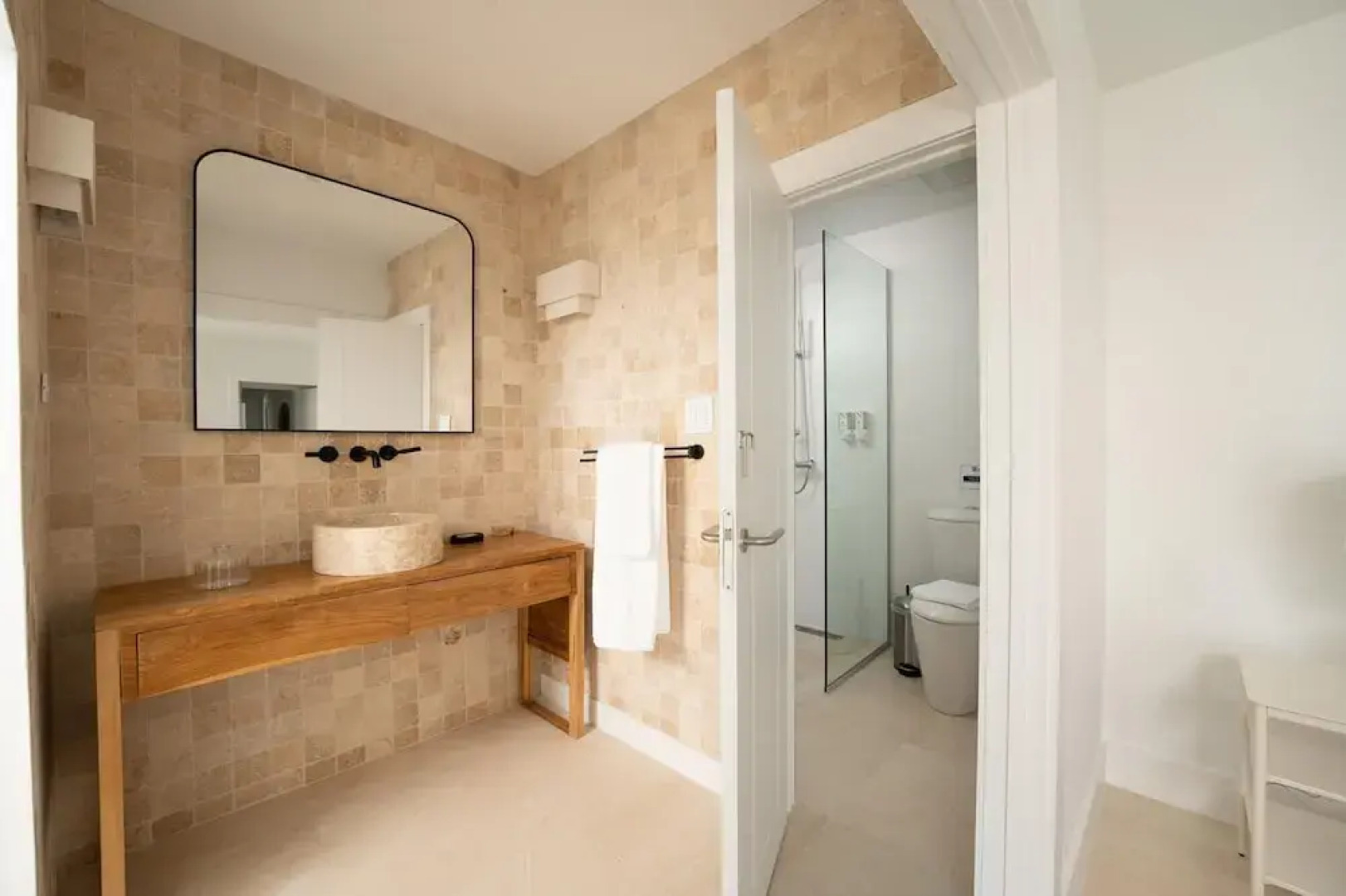 Beachfront Villa w Pool Sleeps 16 Dining Tub