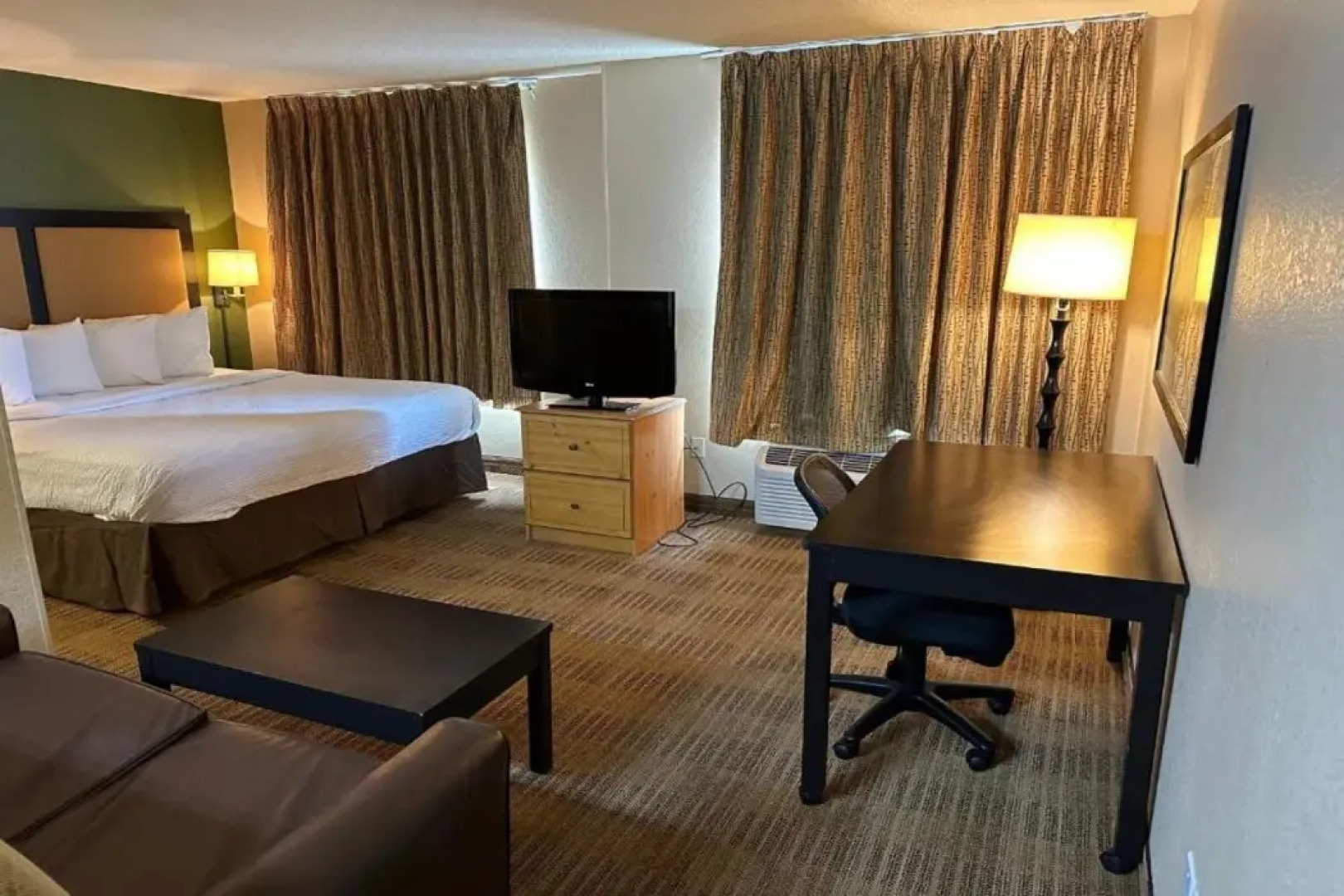 HomeTowne Studios by Red Roof Southfield