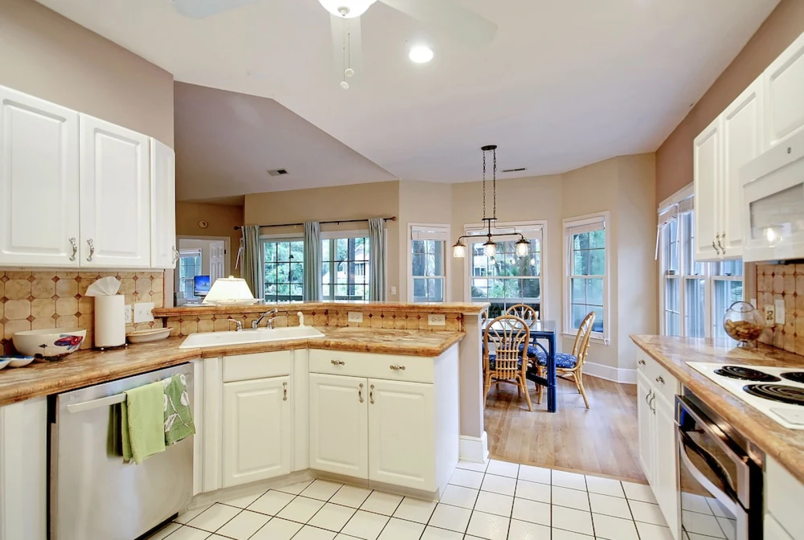 Spacious Overlooking Lagoon 5 Bedrooms 2.5 Bathrooms Home