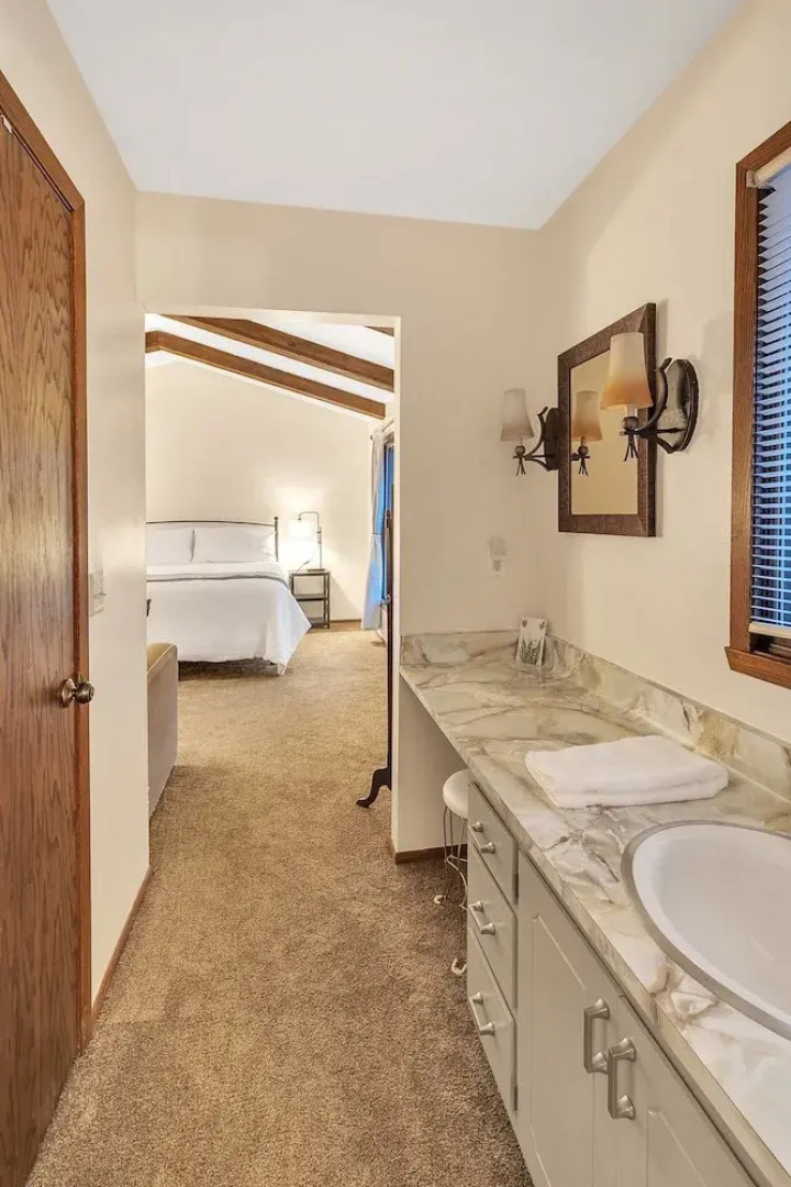 Amazing Hideaway - Short Walk To Hoyt Park! 3 Bedroom Townhouse by Redawning