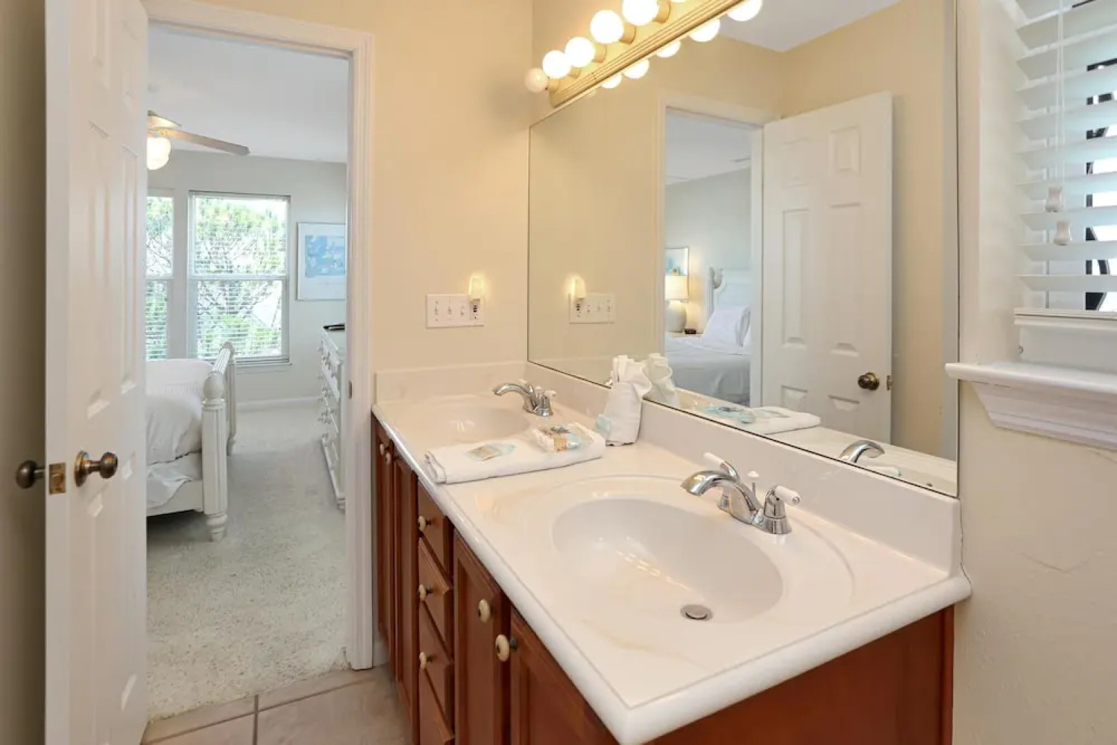 Yellow Bird Apartment