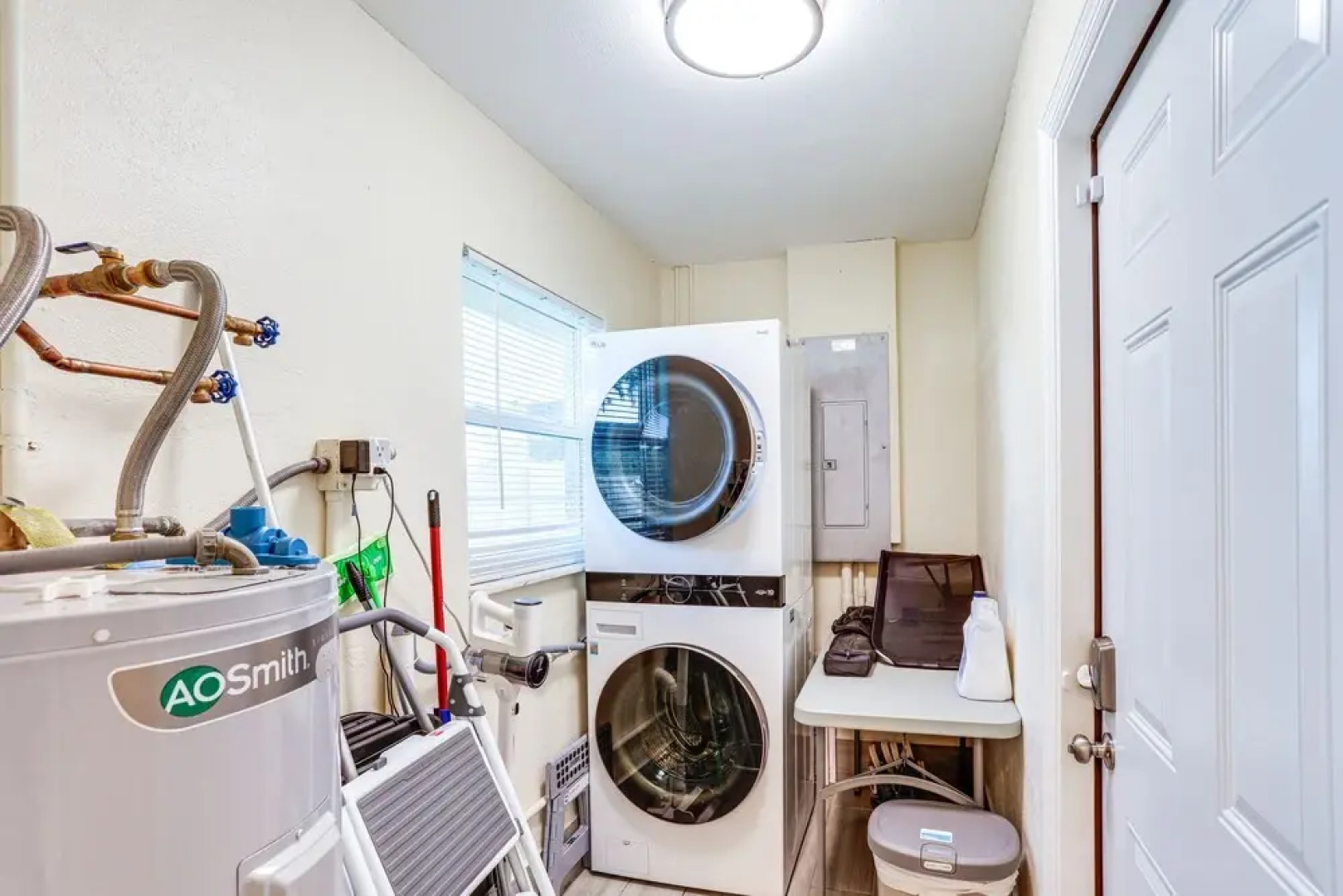 5 Mi to Beaches: Hot Tub Haven in Lake Worth