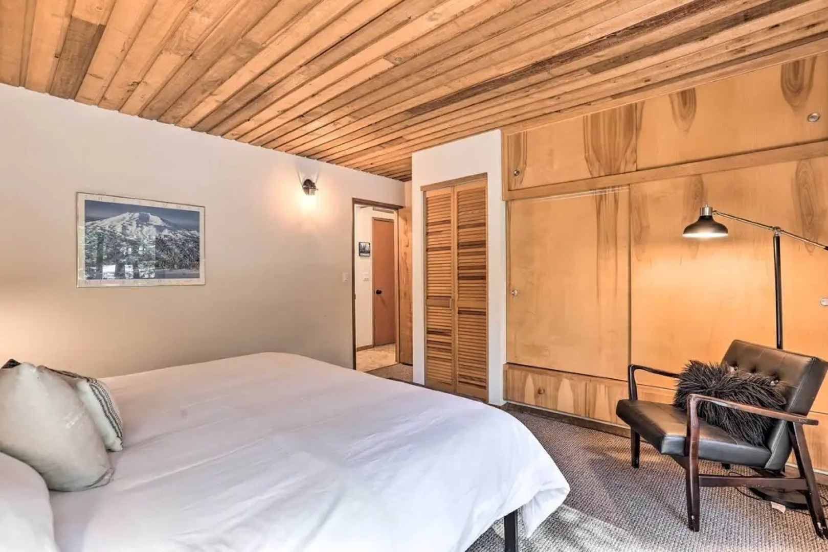 Memorable Woodland Getaway w/ Hot Tub & Grill!