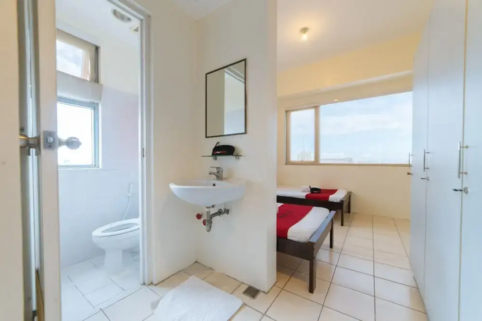 ZEN Rooms Golden Panda QC