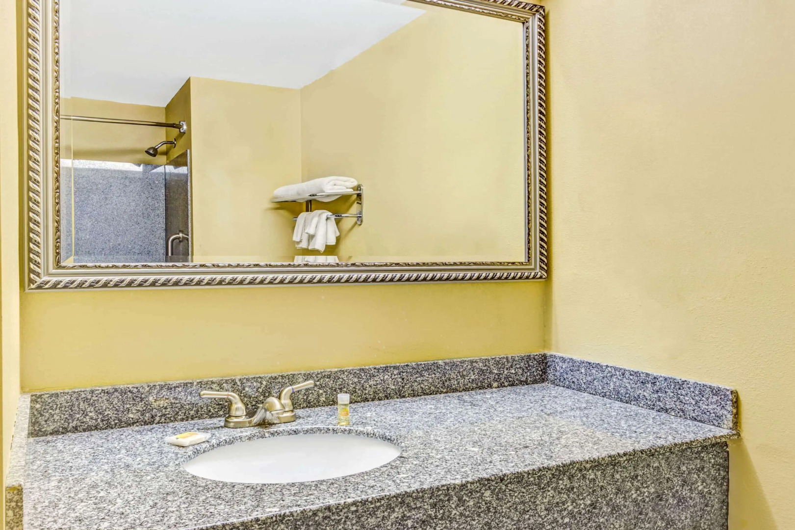 Days Inn & Suites by Wyndham Jeffersonville IN