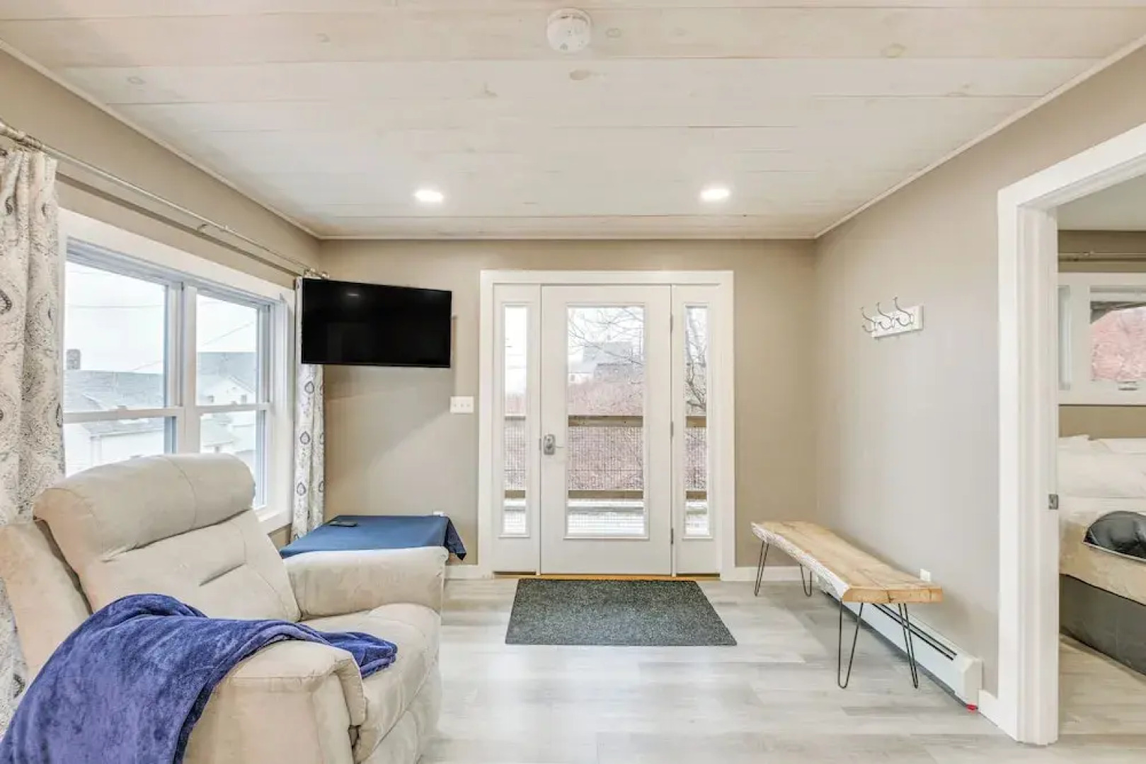 Cozy Maine Getaway: Covered Deck, Walk to Beach!