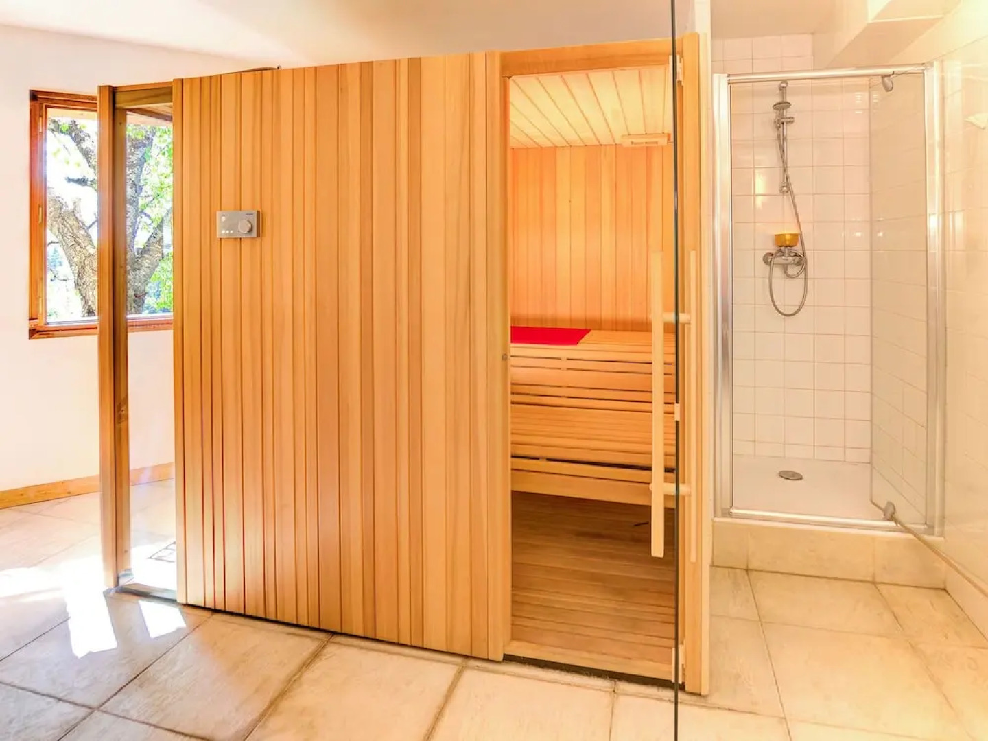 Luxury Chalet, Near the ski Slopes, With Fireplace, Sauna, Jacuzzi and Internet Access