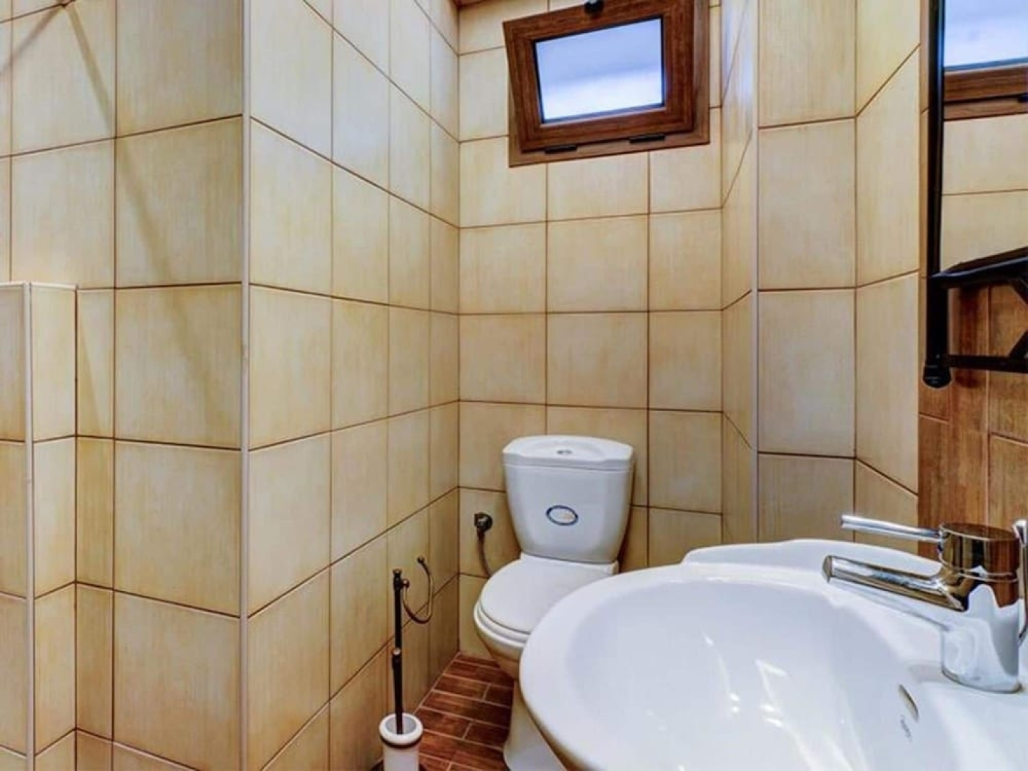 Villa Located in Picturesque Village, Pool, BBQ Near the Beach