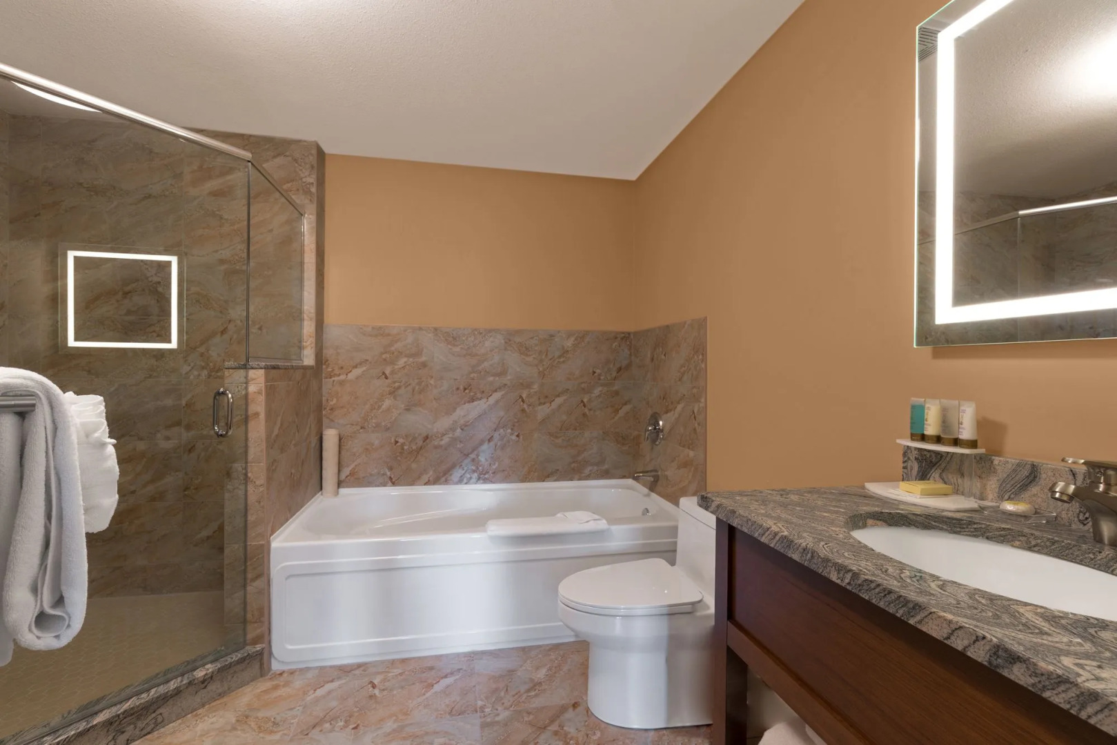 Falcon Crest Lodge by CLIQUE