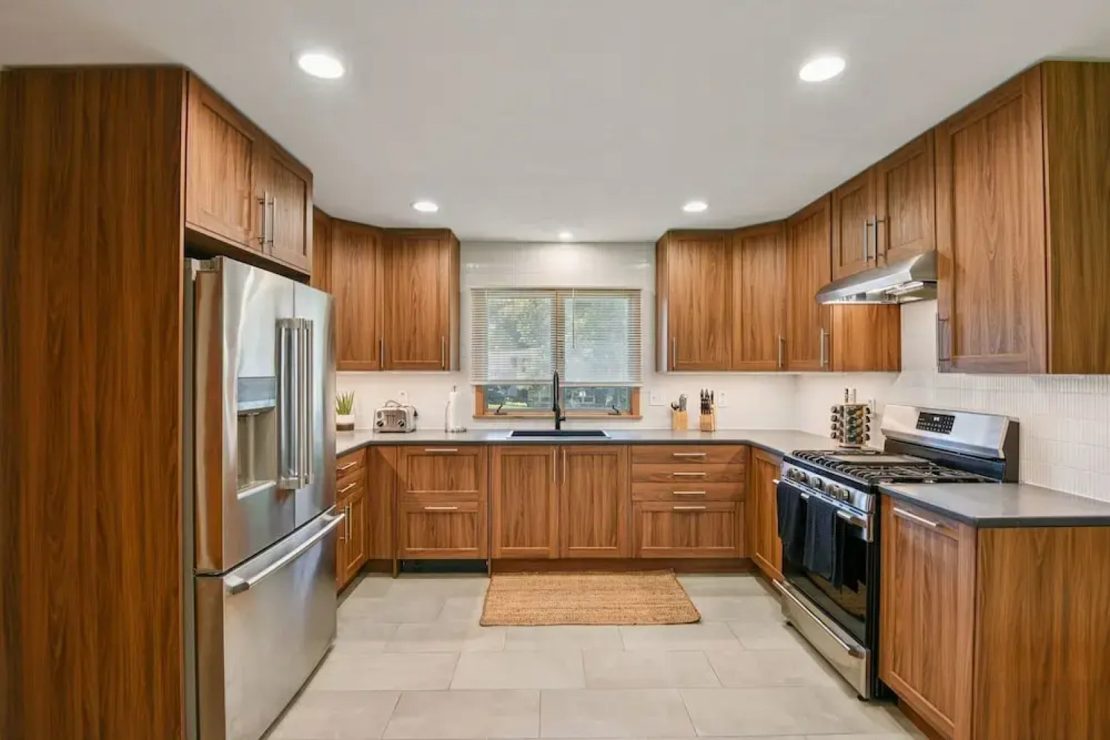 Iowa City 4br Backyard Walk To Stadium 4 Bedroom Home