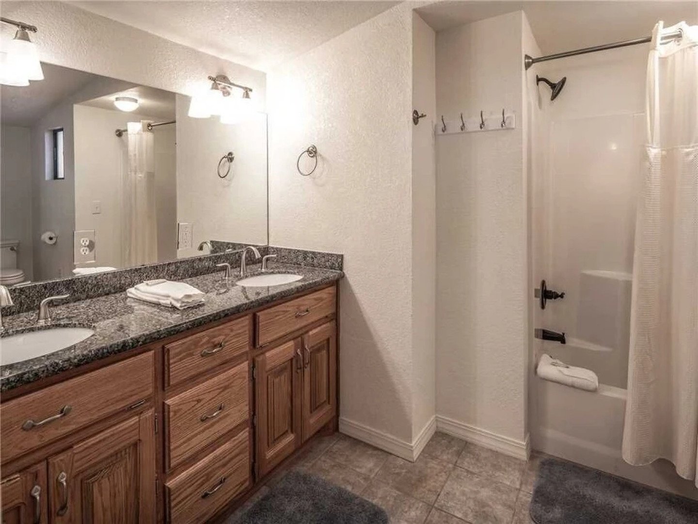 Eagle Creek Complex, Six Cabins, Indoor Heated Pool, Sleeps 28