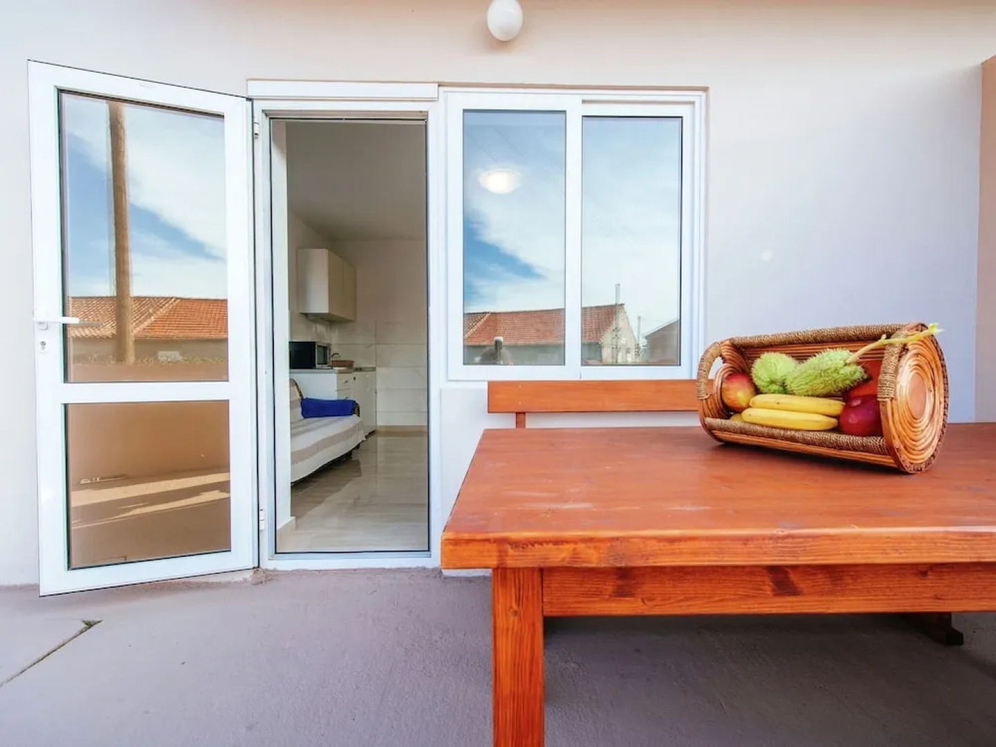 Spacious Apartment with Terrace in Banj