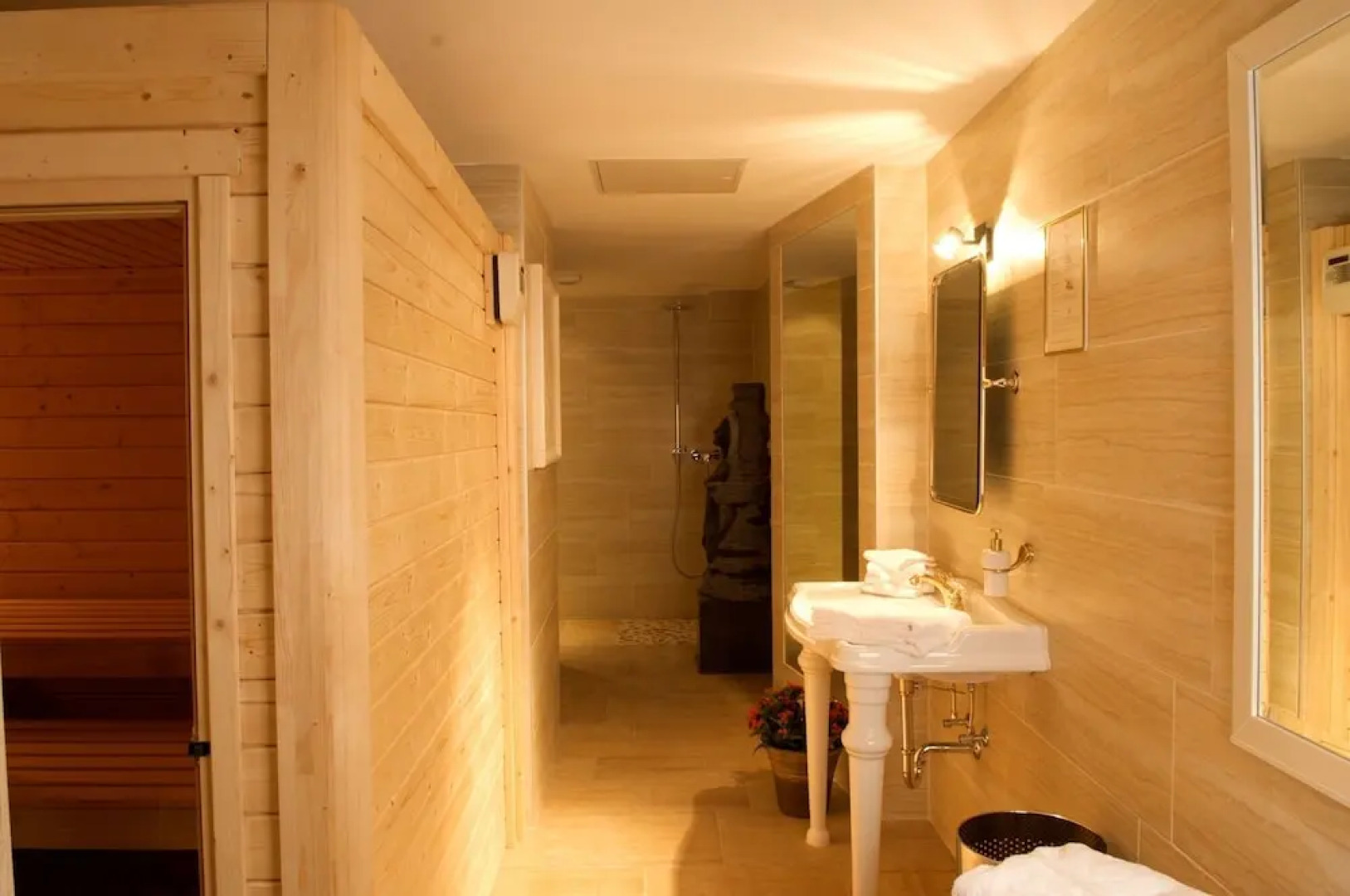 Schlosshotel Burghaus Kronenburg