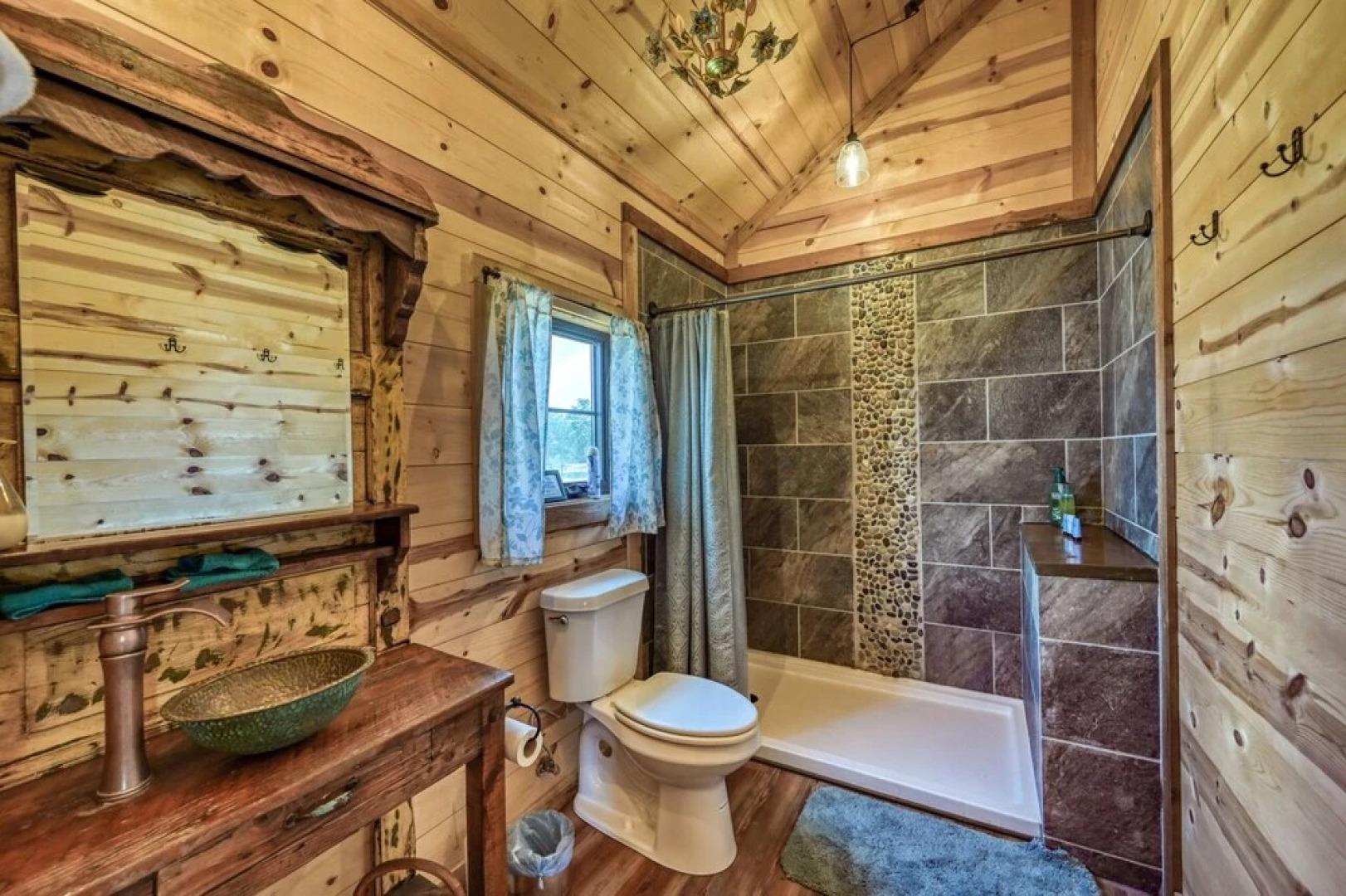 Cozy Cabin in the Heart of 290 Wine Trail