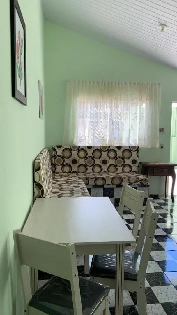 Casa, 1 quadra da praia.