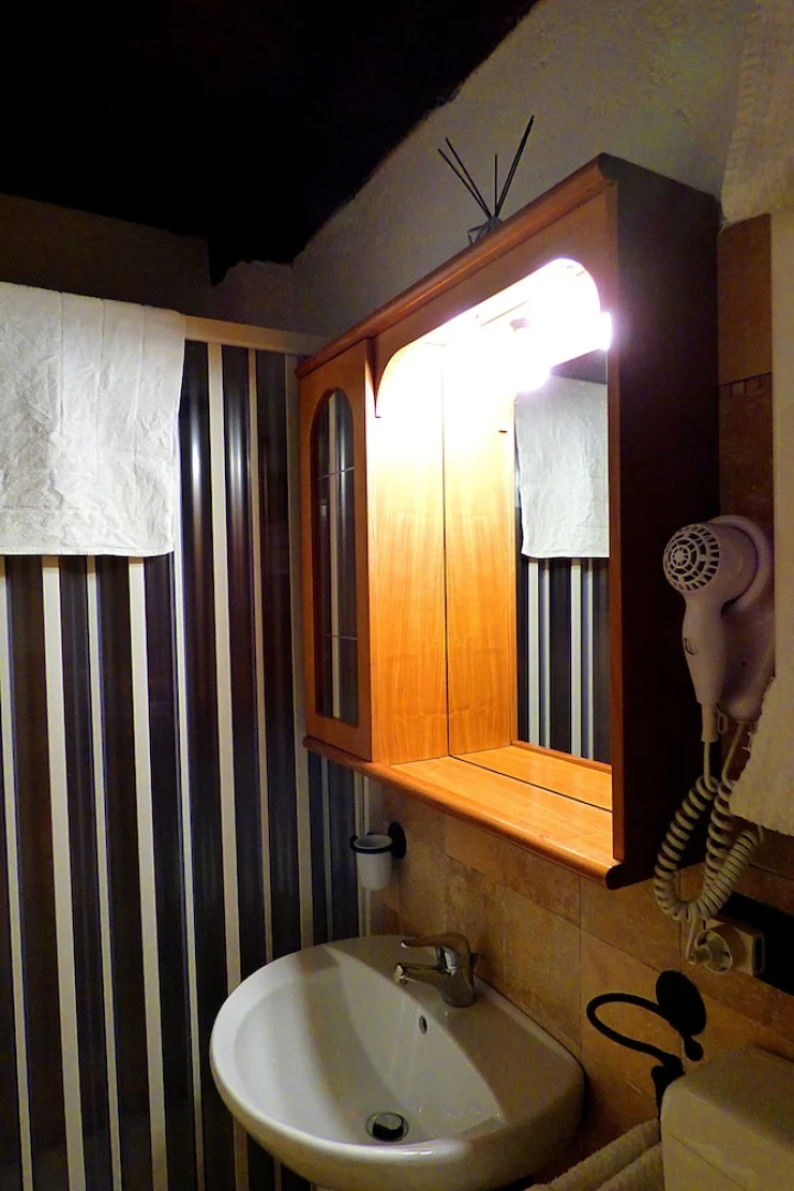 Chalet sul lago Hotel In Montagna
