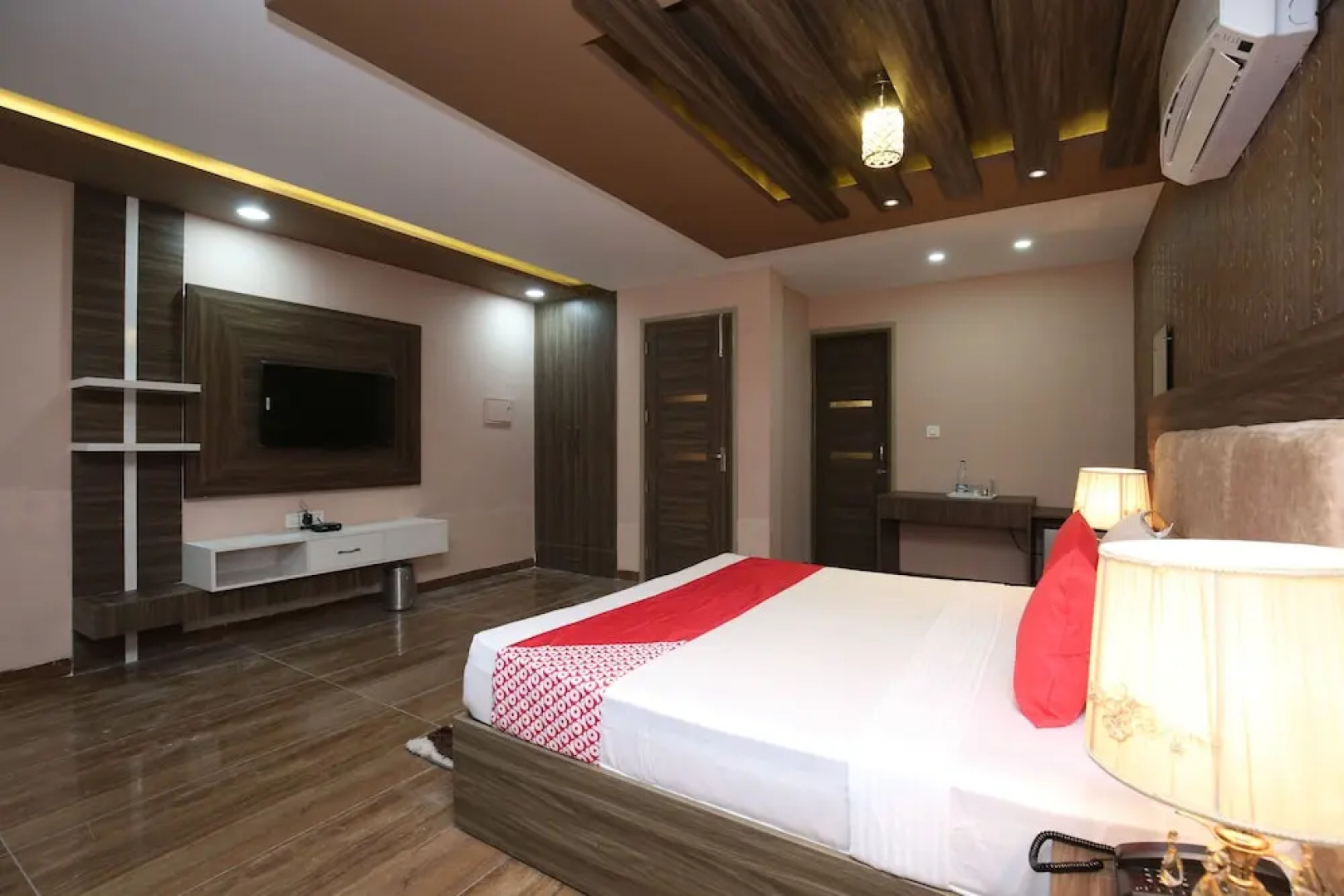 OYO 27743 Hotel Platina