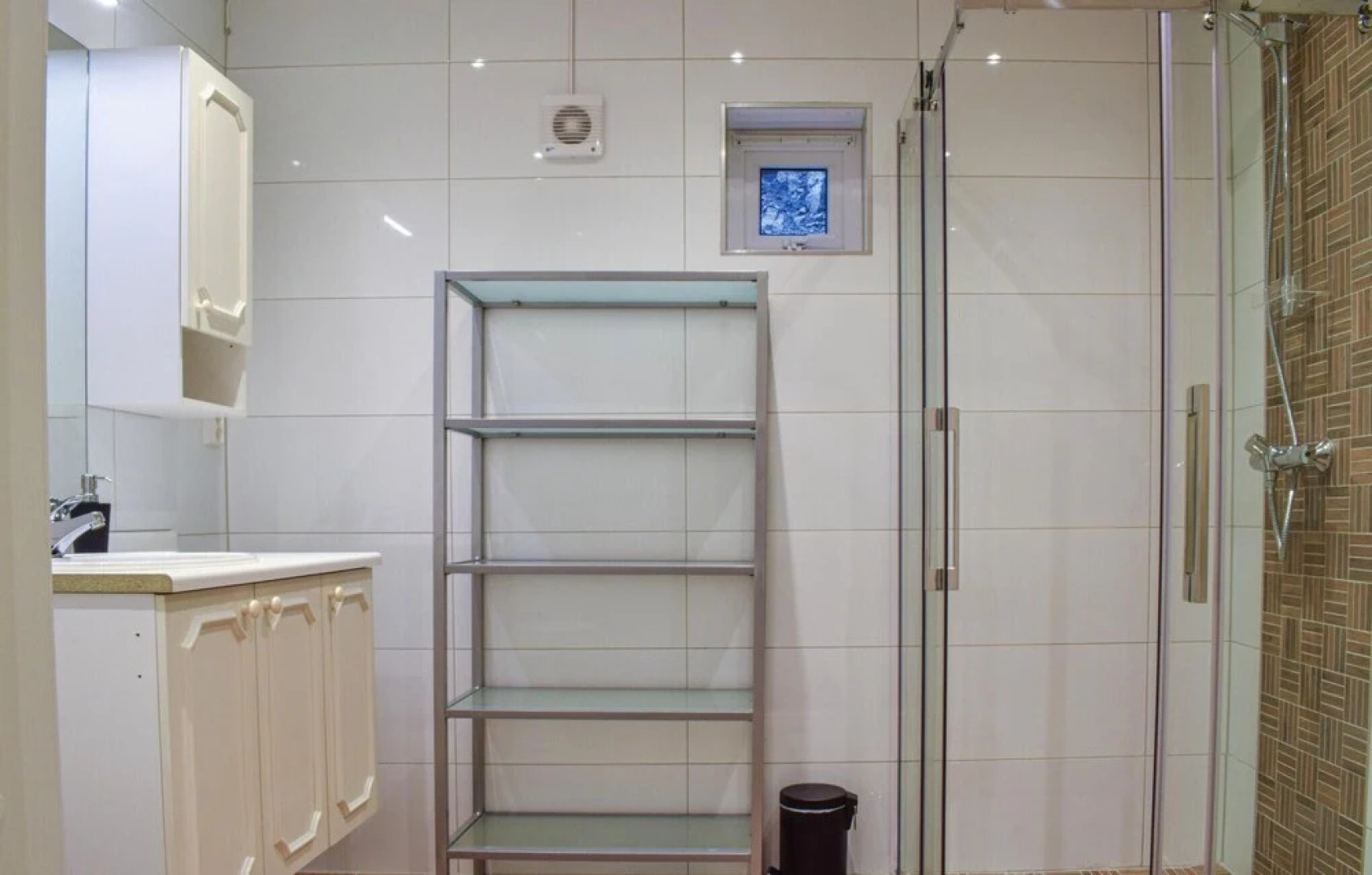 Beautiful Home in Mandal With 8 Bedrooms, Jacuzzi and Wifi