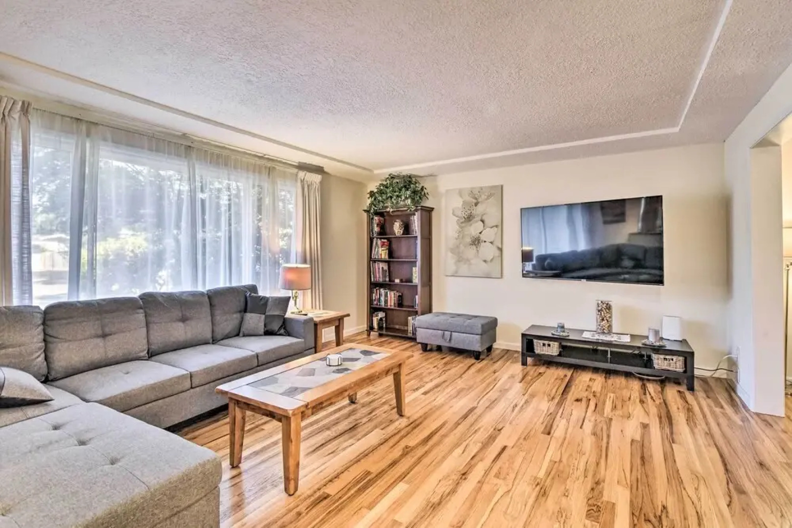 Charming Hillsboro Home w/ Yard, Dogs Welcome