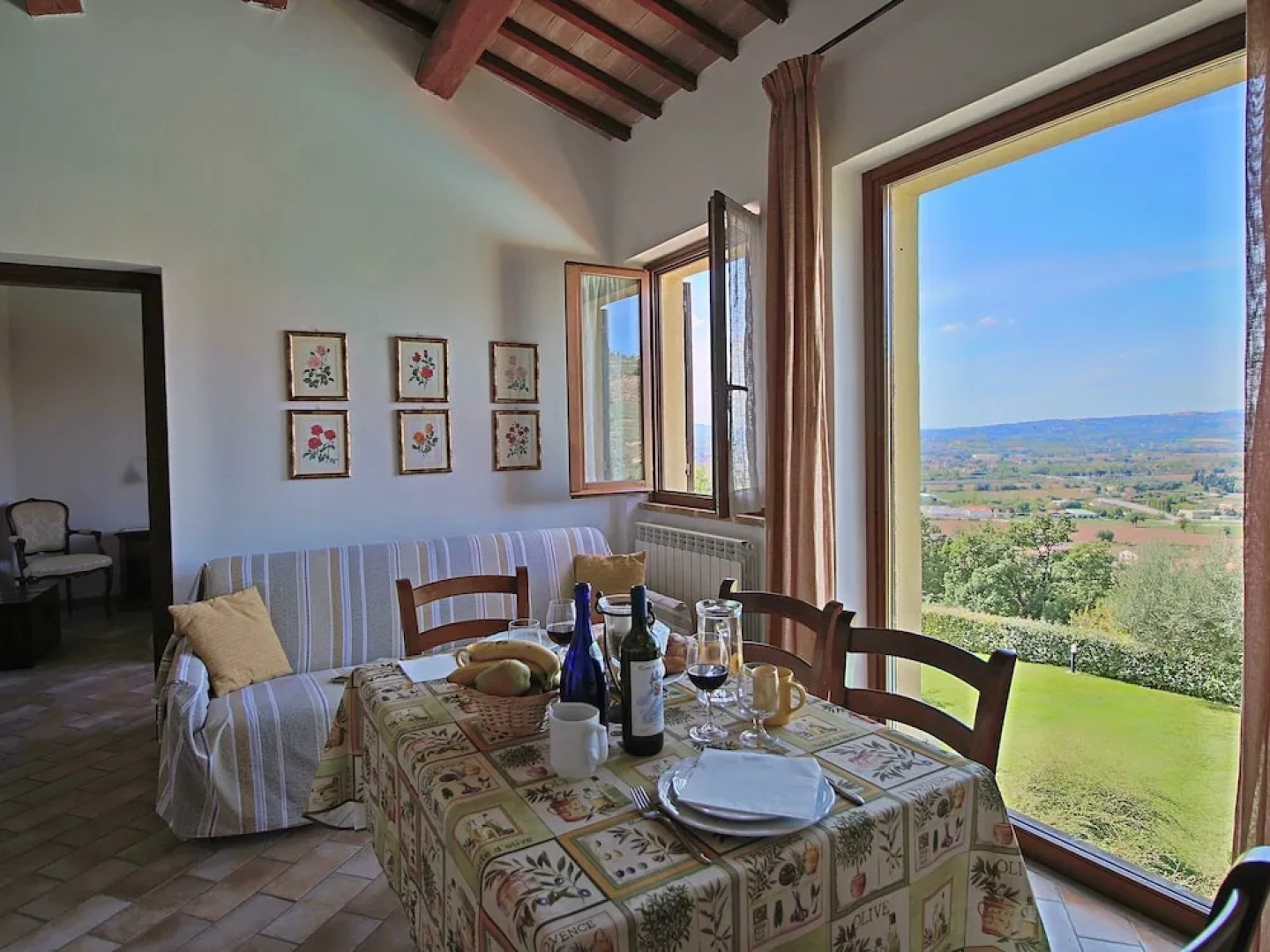 Quaint Farmhouse in Trevi With Swimming Pool