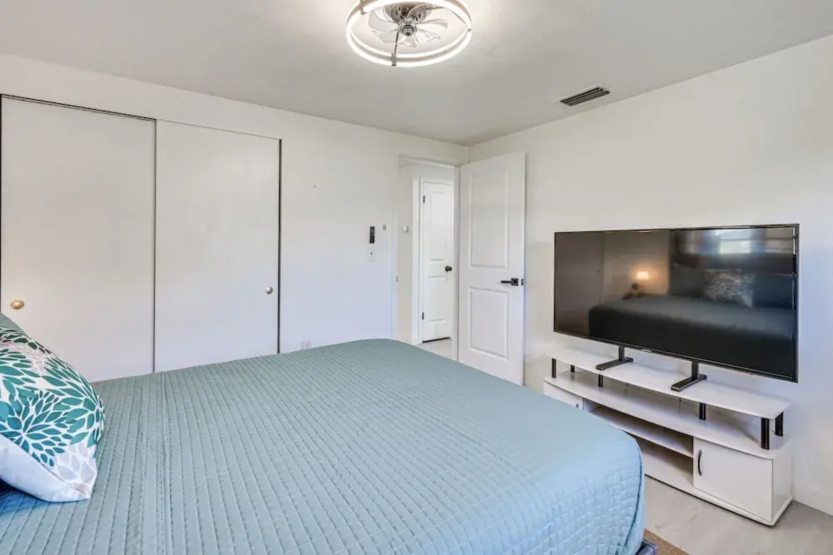 Sunset Views & Hot Tub: Lakefront Holiday Retreat!