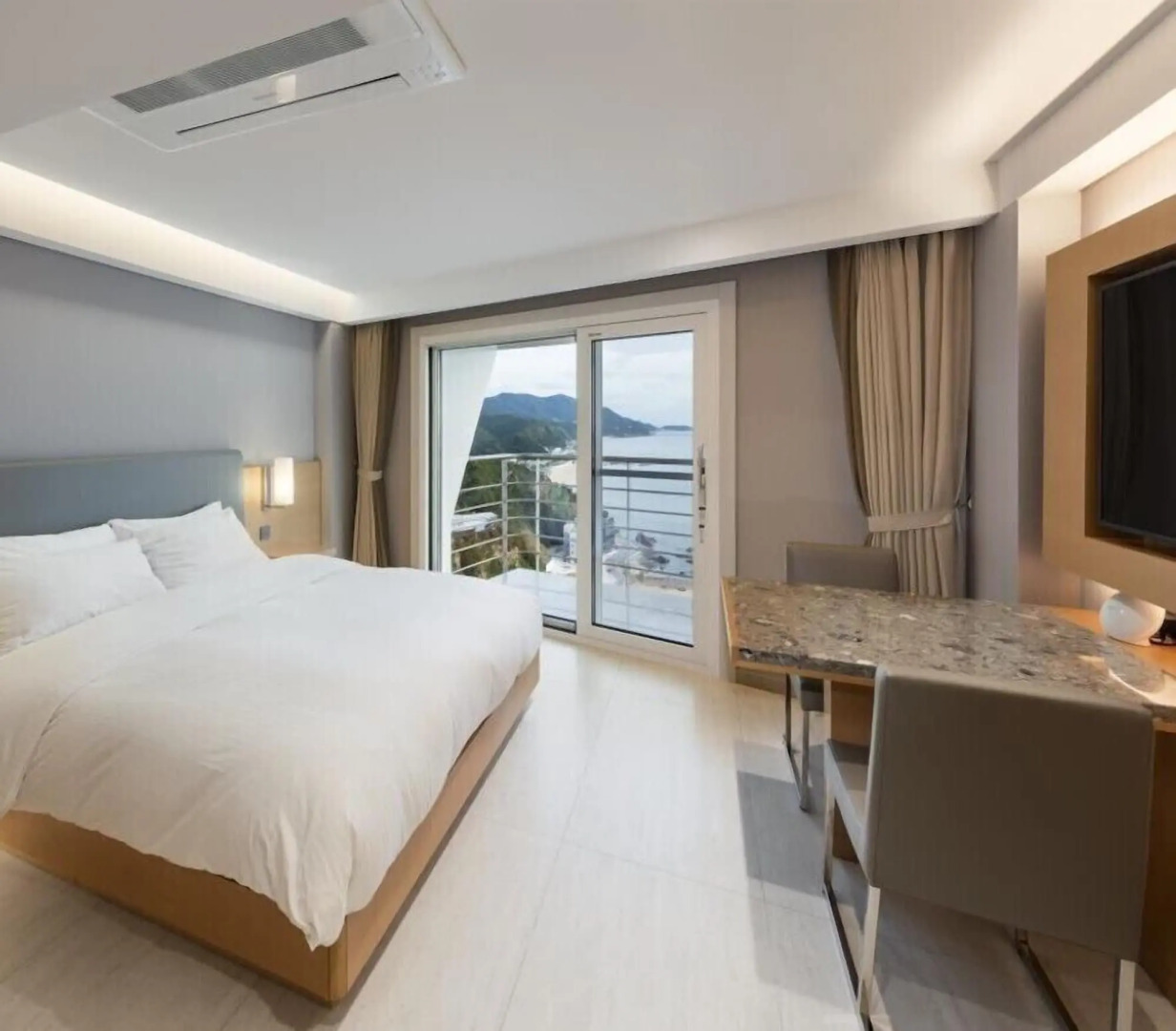 Sun Cruise Resort and Yacht