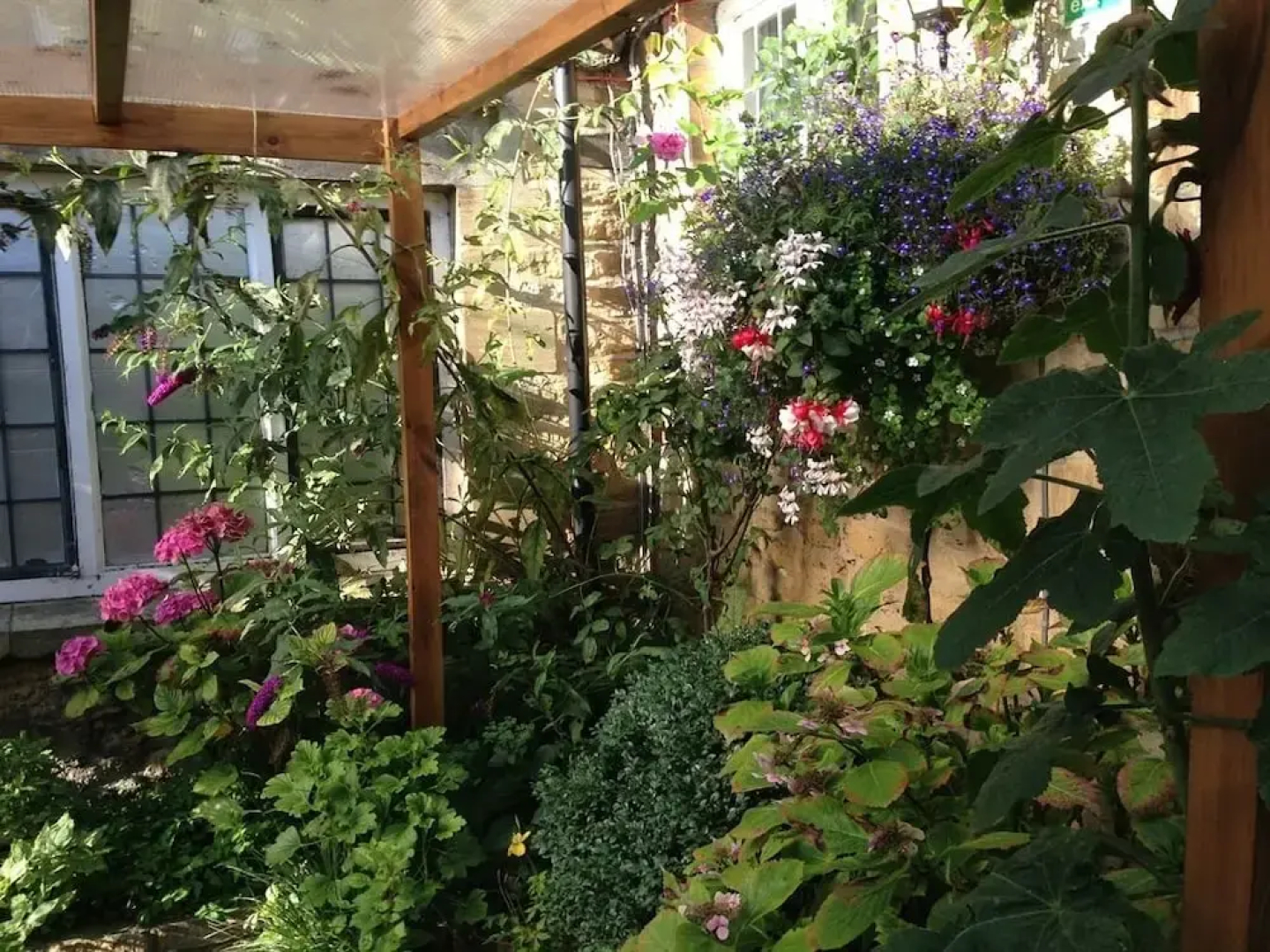 Priory Tearooms Burford With Rooms