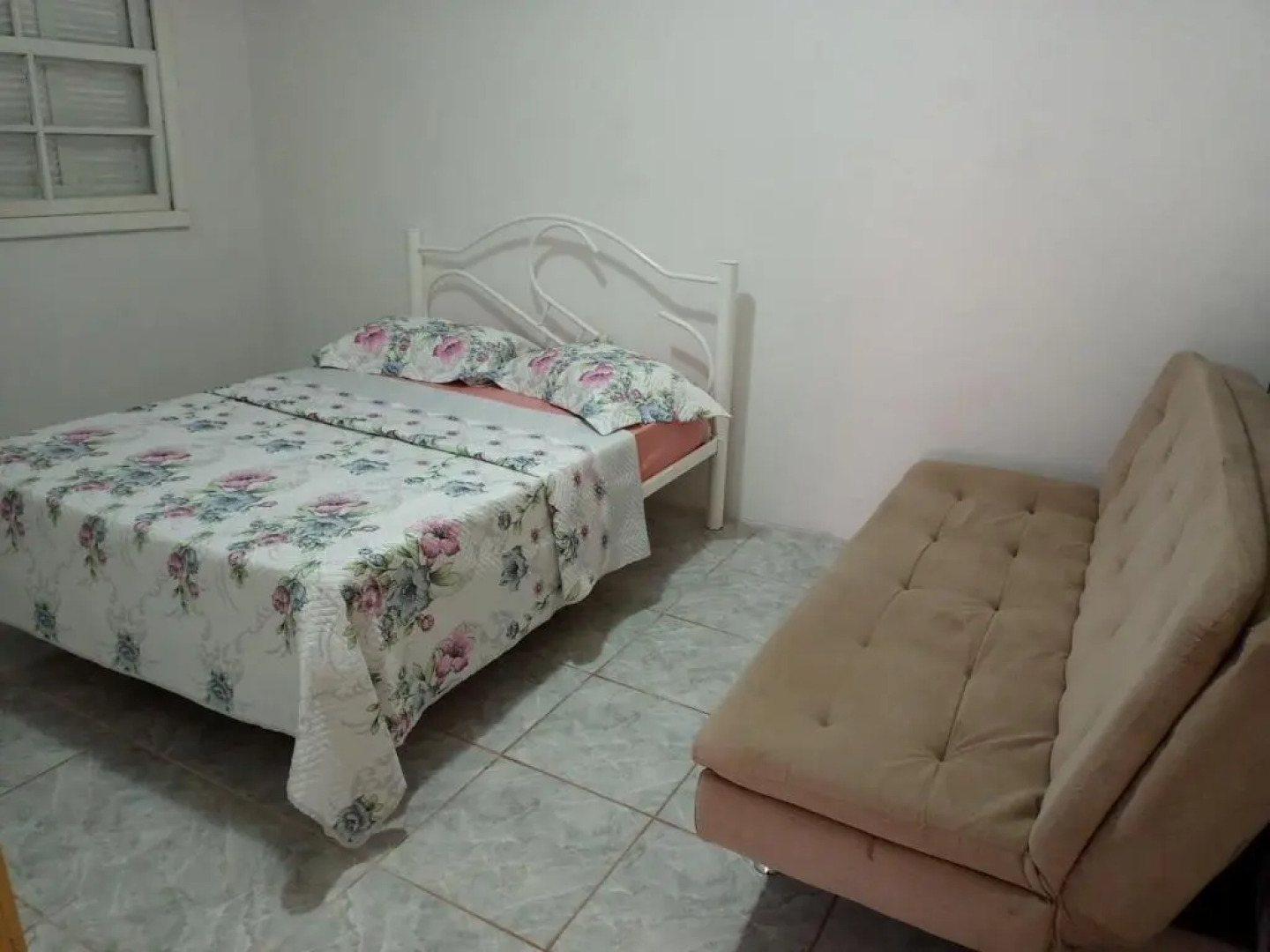Apartamento com churrasqueira, ótima localização.