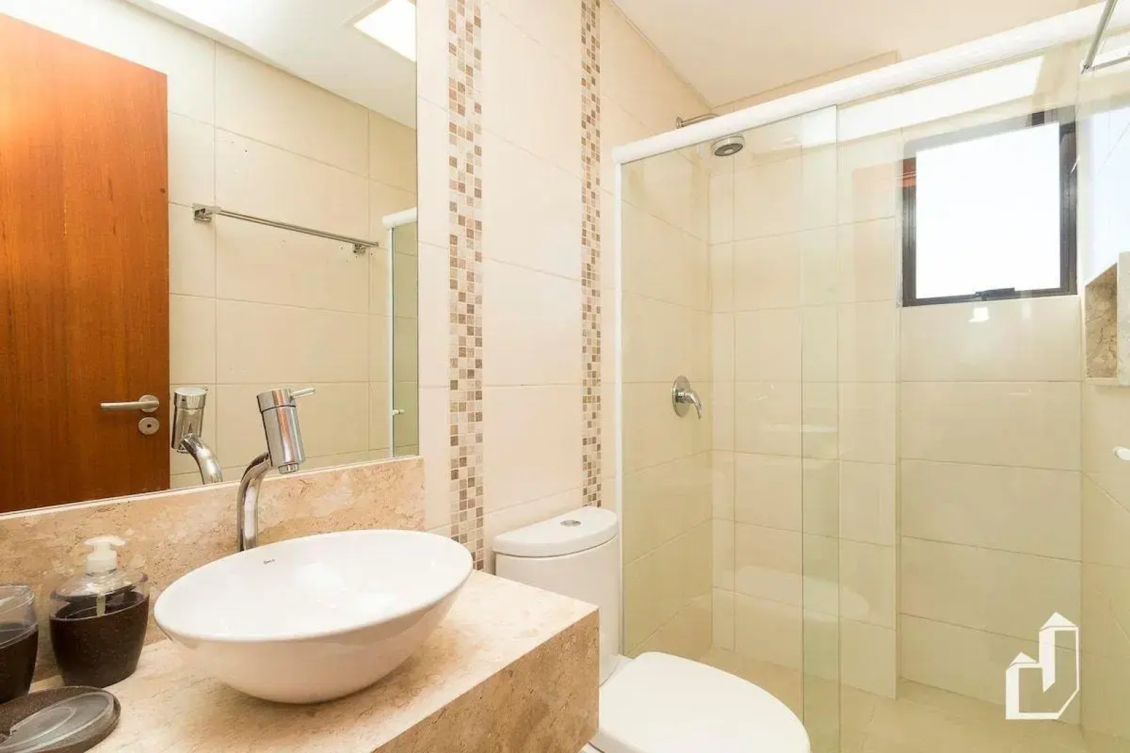 03 SUíTES CLIMATIZADAS E JACUZZI EXTERNA AQUECIDA